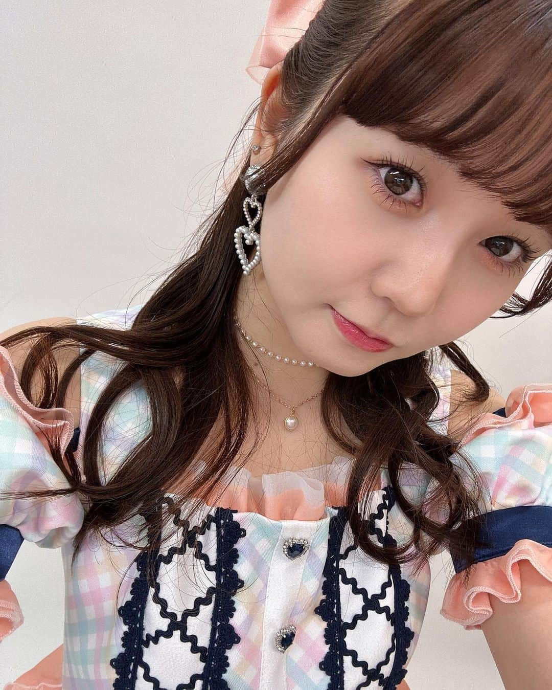 上村亜柚香さんのインスタグラム写真 - (上村亜柚香Instagram)「.  かわちぃぃぃぃ🧡🧡🧡 雨晴れの激カワ衣装に続き形や髪飾りが一人一人違うんです🥺  トップスの丈短め肩出し髪飾りはドデカリボンが上村の衣装の特徴です🎀🧡 デザインからアクセサリー隅々までかわいい完璧衣装です！  早く皆の前で着たいなぁ🥺🧡」5月1日 22時58分 - kamimuraayuka