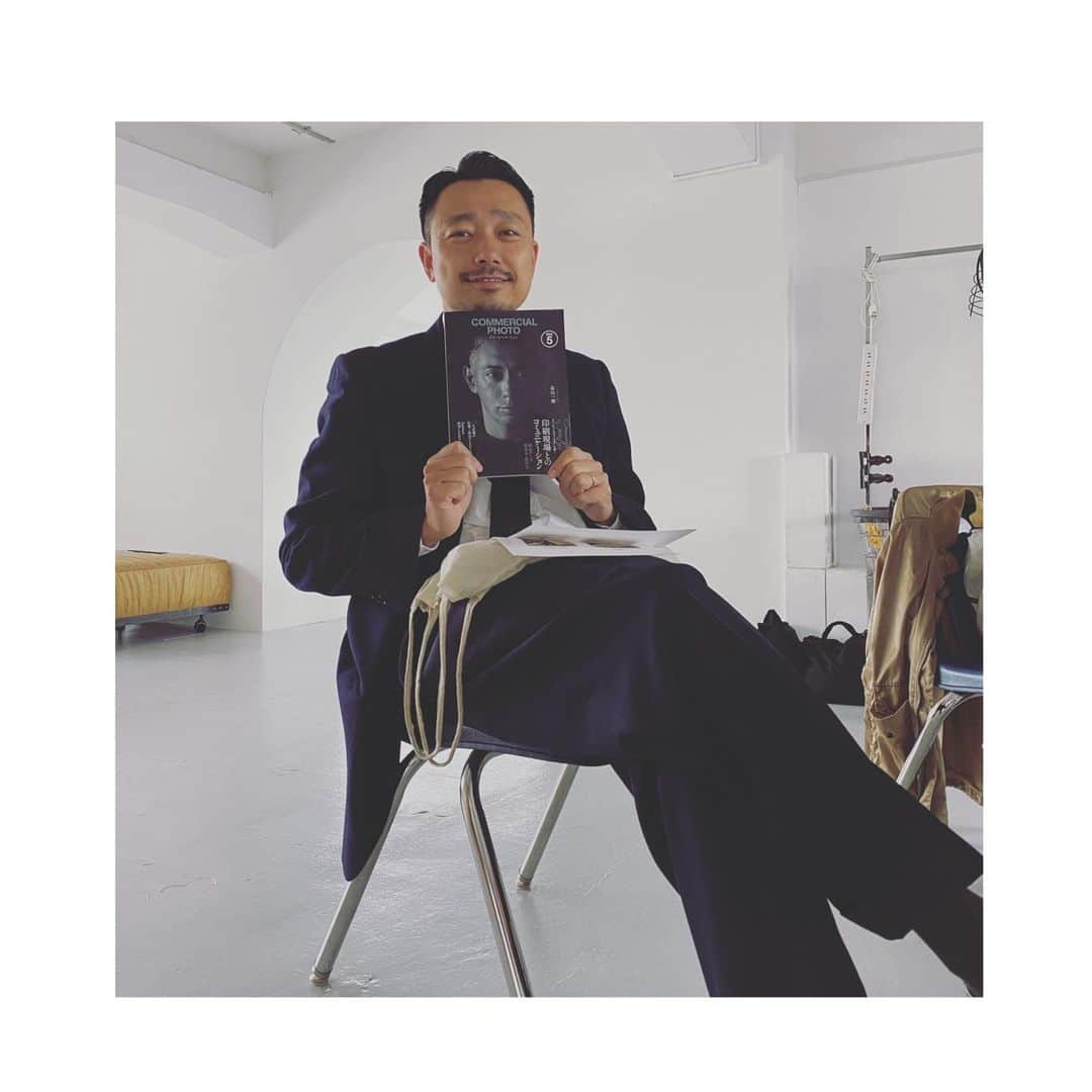 坪田あさみのインスタグラム：「コマーシャルフォト（コマフォト）5月号で、 表紙を飾り単独で特集が組まれる男、 フォトグラファー長山一樹氏の話。 #photographer @kazuki_nagayama   見た目はおしゃれで飄々としたイケメンながら、 緻密な構成力と計算されたライティングの 美しい写真で業界の信頼も厚い実力派。  毎回会う度に新しい動きが進行していて、 「自分ももっと頑張らねば！」と必ず刺激をくれる。  昔だれかが言ってたけど 「なんか欠点はないんかい！」と。 とにかくいろんな引き出しがあって面白すぎる人。  でもコマフォトの特集の記事を読んだら、 どうやって今の長山くんにたどり着いたのか 少し分かった気がします。 年下ながら本当尊敬。 10年後、20年後、ますます面白い人になってそう、、、。  今日も素敵な撮影ありがとう〜🙏  写真4枚目はコマフォト5月号の長山くん特集に 掲載されていた、今日のモデルKASUMIちゃん。 　@punsumi   写真5枚目　靴を脱ぐスタジオでは、 自前のルームシューズを持参し、 スーツスタイルのバランスを崩さない長山氏。 しかもルームシューズはバラブーツというこだわり😂  #日々のこと #仕事仲間には本当に恵まれてます  #素敵な人しかいない #みんなインディペンデントなんだよね」