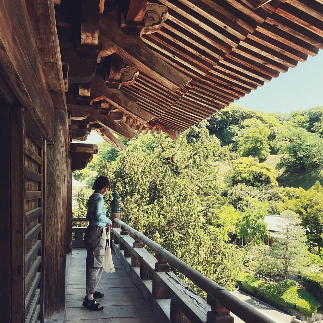 石川瑠利子のインスタグラム：「. . 鎌倉旅のコーデ🙆🏻‍♀️ たくさん歩いてたくさん笑った日💫 私が履いてるサンダルは @shaka_footwearのCHILL OUT EXだよ😍 おしゃれなカフェにも馴染むからオンオフ両方完璧👌 . . #SHAKA #SHAKAと旅 #アーバンアウトドア #スポサンコーデ」