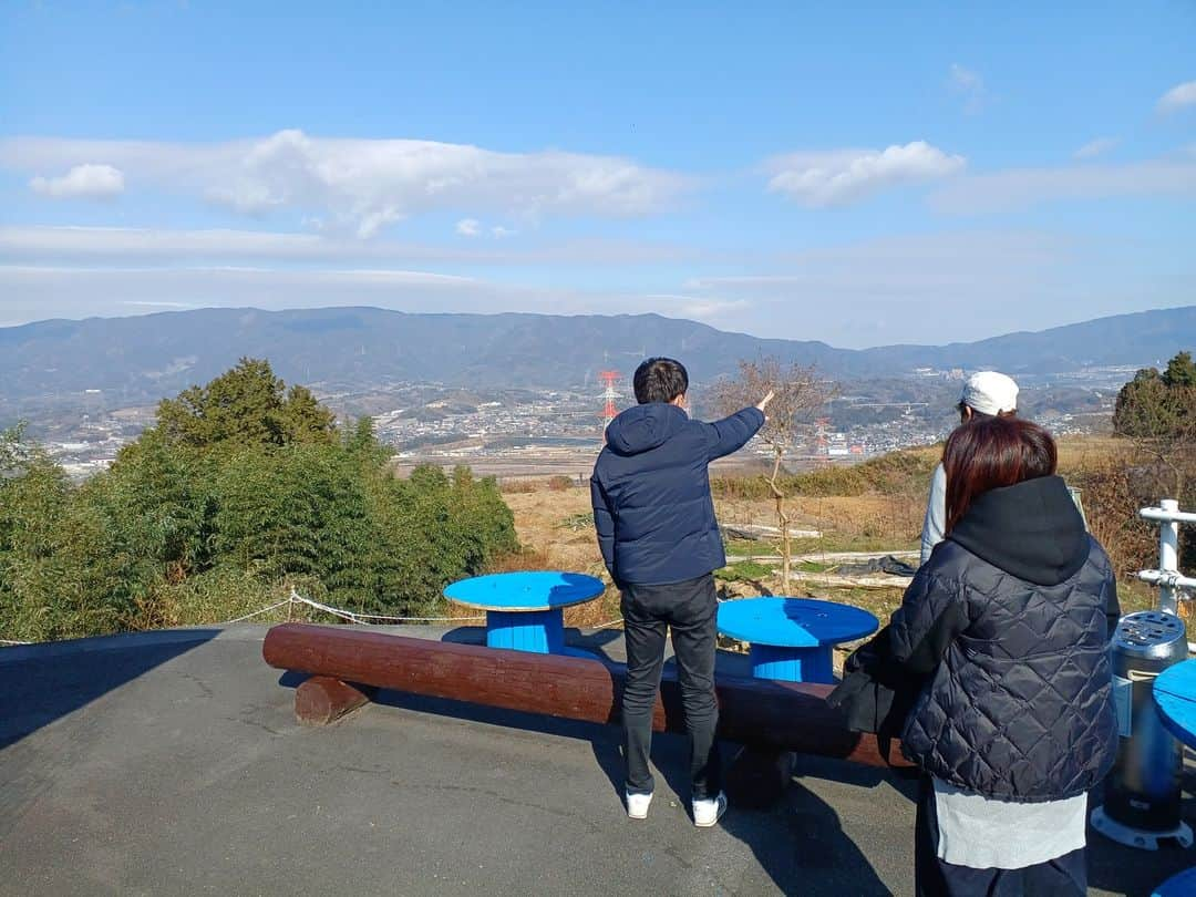 田舎暮らし応援県わかやまさんのインスタグラム写真 - (田舎暮らし応援県わかやまInstagram)「【 #オーダーメイド #現地案内 #移住 #空き家 #わかやまLIFE 】  こちらは「わかやま移住定住支援センター」です。 みなさま、 #ゴールデンウィーク はいかがお過ごしでしょうか？ わかやま移住定住支援センターでは、和歌山県への移住をお考えの方や、わかやま暮らしに興味をお持ちの方のために、「オーダーメイド型の現地案内」を行っています。 行ってみたい市町村の担当者と一緒に、ご要望に沿って現地をご案内します。 実際に行ってみますと、その町がどんな環境でどんな雰囲気なのか、自分のイメージと同じなのか違うのかを感じ取れるのではないでしょうか。 また、現地の移住者の方とお会いし、実際の暮らしや移住に関する体験談などを聞いていただくことで、移住の実現がより身近に感じられると思います。 ○現地案内費は無料です（宿泊費・食費・交通費等はご自身でご負担ください。）。 ○訪問希望日の２週間以上前までにご相談ください。 オーダーメイド現地案内のご利用、お待ちしております。  ーーーーーーーーーーーーーーーーーーーーーー わかやま移住定住支援センターでは、和歌山県内への移住・定住をお手伝いしております。「和歌山県移住ポータルサイト『わかやまLIFE』（https://www.wakayamagurashi.jp）」をチェック。  #和歌山県 #オーダーメイド現地案内 #和歌山 #移住 #田舎暮らし #わかやまLIFE #移住相談 #移住体験 #山のある暮らし #海のある暮らし #川のある暮らし #UIJターン #空き家活用 #空き家探し」5月1日 17時31分 - wakayama_life