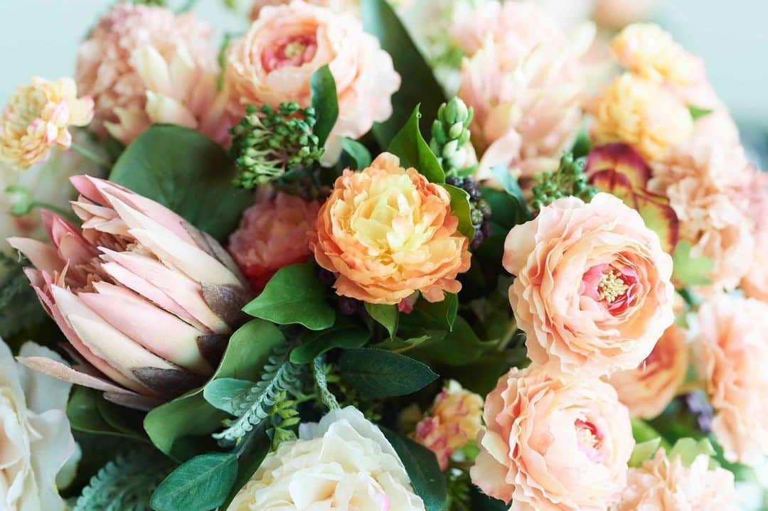 東京會舘本舘ウエディングさんのインスタグラム写真 - (東京會舘本舘ウエディングInstagram)「@tokyokaikan_wedding .——————————. * グリーンをベースに ピンクとオレンジのお花でアクセントを。  純白のウエディングドレスを 一層華やかに、特別な一日を輝かせます。 * .——————————. #東京會舘 #tokyo #関東花嫁 #weddingdress #東京花嫁 #wedding #dress #ウェディングドレス #プレ花嫁 #卒花 #結婚式場 #日本中のプレ花嫁さんと繋がりたい #結婚式準備 #ウェディングレポ #ブライダルフェア #チャペル #結婚式 #パーティ #披露宴 #weddingparty #東京 #大正ロマン #ウェディング #会場コーディネート #披露宴会場 #披露宴 #会場装飾 #門田沙由香 #日比谷花壇 #ウェディングフワラーコーディネーター」5月1日 17時31分 - tokyokaikan_wedding