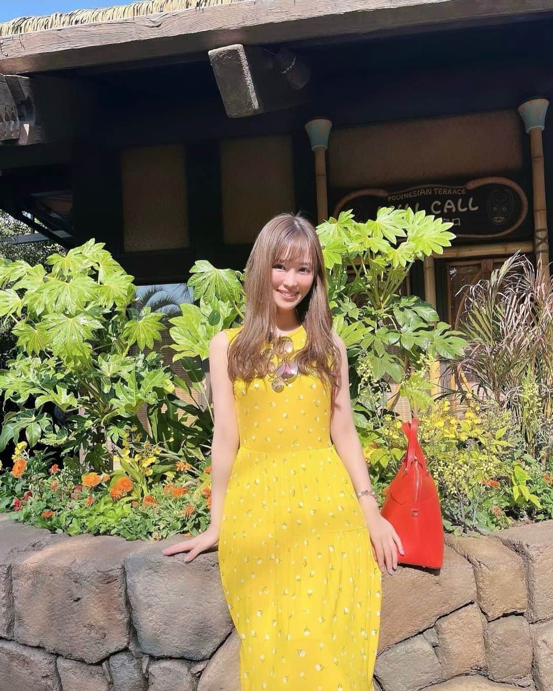 のインスタグラム：「💖 【 5月皐月☺️💐 】 ⁡ ⁡ 5月になりましたねっ✨💓🥰 今月も楽しんでいきましょうーーーーーッ🎵🌼☺️💕😊 みんなが健康で幸せでいられますように❤️❤️ ⁡ ⁡ 8年ぶり⁈くらいに ディズニーランドに行ったよッ💖💖  楽しすぎてまたすぐに行きたいなっっっ💓🎀🎂💕 ⁡ 東京ディズニーリゾート開園40周年❣️ おめでとうございます🎉🎉😍🎉🎉 ⁡ ⁡ ⁡ ♡ ♡ ⁡ ⁡ あなたとあなたの大切なひとたちが 笑顔で幸せでありますように…💖💖 ⁡ ⁡ ⇨ @tomomibeauty ⁡ ⁡ #ディズニーランド #ディズニーリゾート #ディズニーランド40周年  #ディズニーリゾート40周年  #ディズニー40周年  ⁡ ⁡ *♢ ♡ ＊ ♡ ✩ ♡ ♩ ♡・♡ ° ♡ ❁ ♡ ✩ ♡° ⑅◡̈*」