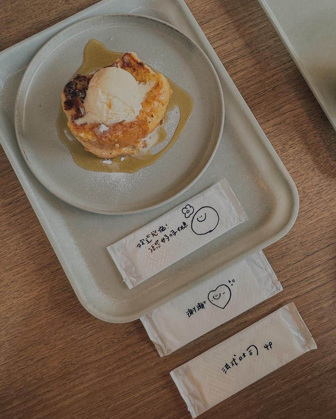 徐琁さんのインスタグラム写真 - (徐琁Instagram)「超喜歡的店 蜂蜜乳酪麵包跟法式吐司都好好吃啦!!!! 如果我住在京都ㄧ定會常常去😂💕 店員有夠暖心還寫了留言在紙巾上被暖到了💕🥹🫶🏻  #cosinkyoto🌸」5月1日 17時45分 - cos55555