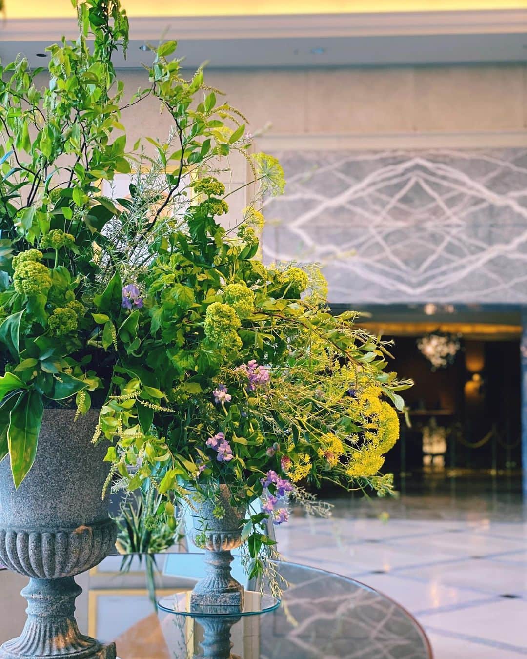横浜ロイヤルパークホテルのインスタグラム：「. 今日から5月がスタート🌿 ホテルロビーにも初夏らしい鮮やかなグリーンを基調とした装花が飾られています。  まばゆい光と季節の花々が重厚なホテルロビーに温かみを添えてくれます。  #横浜ロイヤルパークホテル  #yokohamaroyalparkhotel」