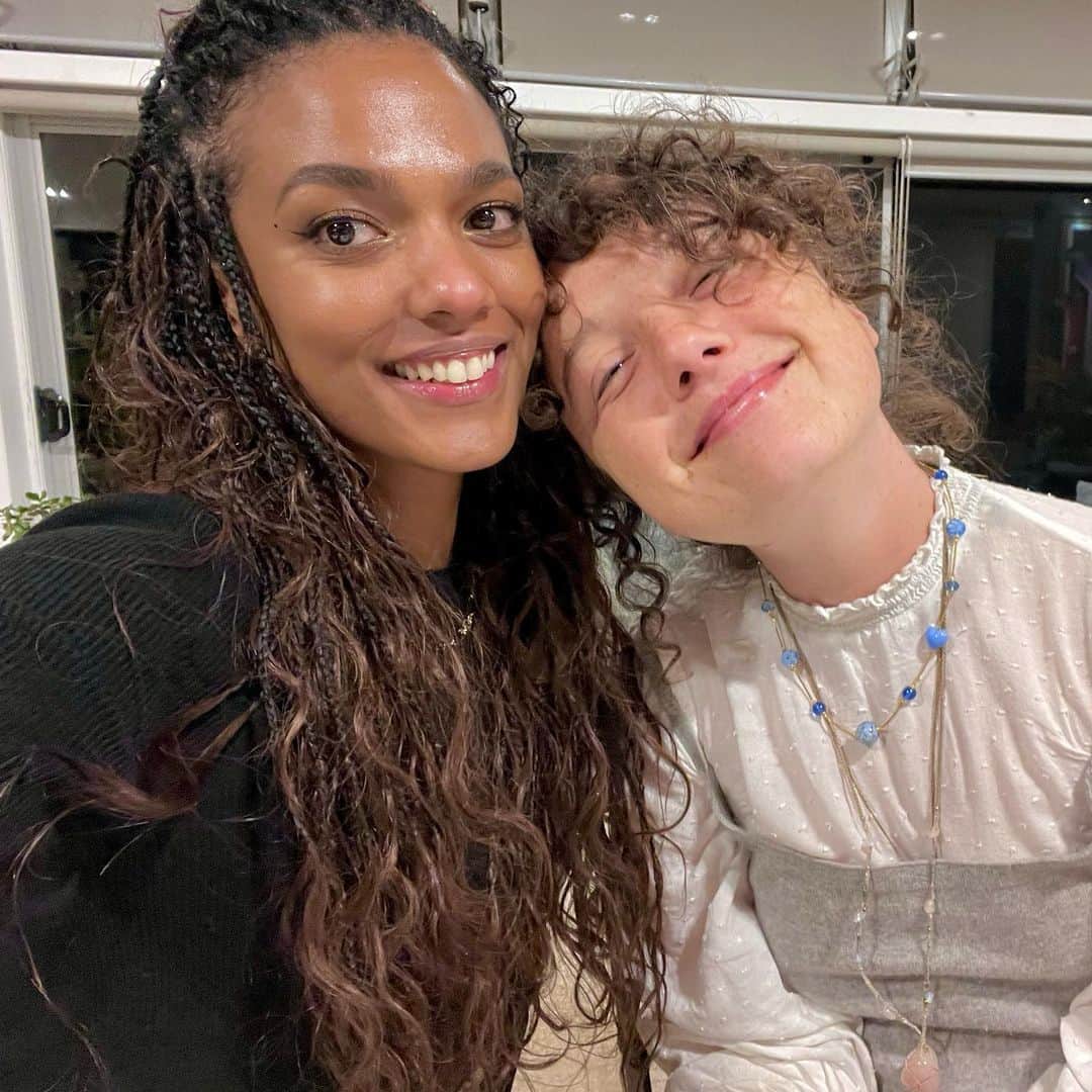フリーマ・アジェマンのインスタグラム：「Been 4 years since seeing my little Dorrit. Love you Steffy! Despite never having much on screen time together during The Carrie Diaries shoot, you and your beautiful fambam were like family to me off screen!! And still are! Love you all so so much! And love how it feels like no time has passed! And particularly gassed that we go into a random cafe in New Zealand and the bathroom door provides us with a dope mash up!!! 😂😂 #Larissa #Dorrit #TheCarrieDiaries #tardis #sweettooth #bear #cycles #timespirals #mondaymusing #newzealand #wellingtonnz ♥️♥️♥️」