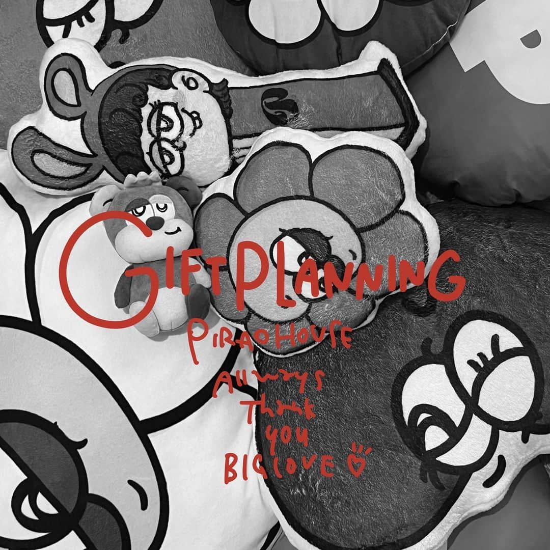 Pirakoのインスタグラム：「#ぴらこのプレゼント企画がはじまるよ ❕ 沢山の感謝を込めて GW祭りプレゼント企画です☺︎🎁🪽  わしもお気に入りふかふかクッションちゃんを 当選した6名様にプレゼントいたします🩵🪽 どのデザインが届くかはお楽しみ！！  応募条件🍓 1️⃣ @pirachuns03 & @pirakohouse & @pira2chuns  3つをフォローしていること 2️⃣この投稿にコメント 3️⃣この投稿をストーリーシェア  この３つ！！ 期間はGW終わりの5/7まで！ 結果はストーリーとDMでお知らせします🫶  沢山のご応募お待ちしとるよん！！！！！！🩶🧡」