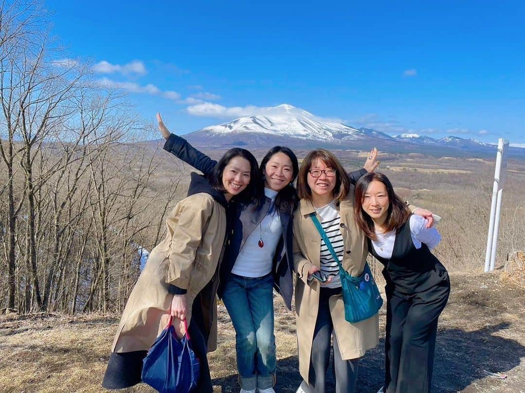 森夏子のインスタグラム：「🗻 GWいかがお過ごしですか〜？  私はゴソゴソと写真の整理🤳  あっという間に5月。 は、は、早い💦  18、19歳ぐらいから ずーっと一緒なLacross メンバー🥍  久しぶりの集合写真は まだ雪が残る浅間山をバックに🗻 メンバーのアトリエで… (勝手にアップした〜みんなごめーん🙏)  久しぶりな人々に会える連休ですね♪  FINEなことがあったら 金曜日の番組で聞かせてください📩  FM京都◦α-Station 89.4 📻 ONE FINE DAY!!! 金曜日 11:00-15:00 でお待ちしております🎤  #友と再会  #gw旅行  #ゴールデンウイーク  #とりあえず乾杯  #もはや家族  #浅間山  #asamayama  #こんなに綺麗に見えるのは珍しい」