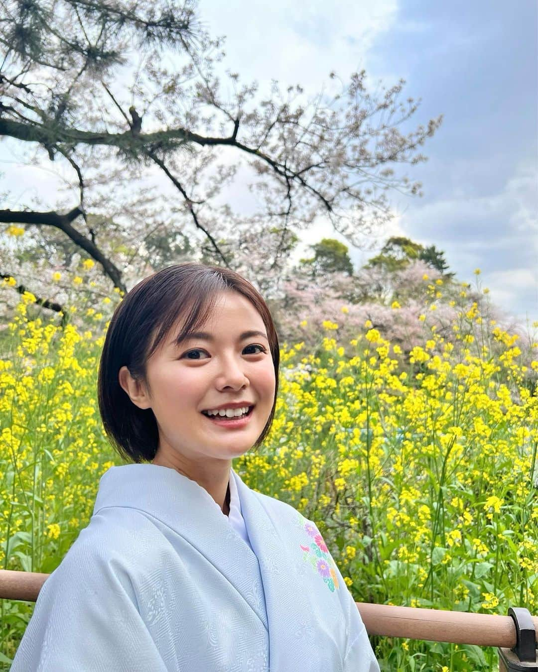 清水由紀さんのインスタグラム写真 - (清水由紀Instagram)「５月💛  もう、ごごごがつ！！！ 今でも色んな出逢いがあることに感謝だらけの今年。  その中で人間力、魅力を感じたりする度に自分の浅さに落ち込むこともしばしば。 もちろん柔軟に対応して変えていく力も必要だと思うのと、自分の中で譲りたくない芯の部分っていうのかな、そこは変えたくない気持ちで葛藤するときがある。  今までだったら波風立てたくないし、嫌われないように言えなかったことが最近は嫌われるかもしれないけどこれは伝えたいと思うことを言えるようになった。 これって年の功ってやつなのかな？笑  正直な気持ちはみんなに好かれたい！笑笑  みんながずーっと笑ってられれば一番だけど、そんな日ばかりではないからね。  まだまだ未人間なんで、真人間になれるようにいろんな経験をしていきたい！  愛を持って５月もいくぞー♡  #着物 #kimono #千鳥ヶ淵」5月1日 17時46分 - shimizu_yuki_official_