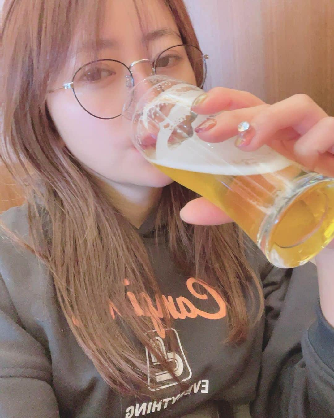 梶本成美さんのインスタグラム写真 - (梶本成美Instagram)「最近ビールが好きすぎてビール愛が止まらない🥺 よって、、、体重が増加、、、 更に毎日会食もしてれば運動したとしても追いつかない🥺😭🥺  でもお顔は @sbeautyclinic で定期的メンテしてる　#アクセントウルトラv と#ボトックス をやっているのでまだセーフ🥺❤️  最近色んな方に @dr.y.yumi 先生のボトックスをオススメしてる❣️ メンズ、レディース問わずみんな大満足してもらえてるから嬉しい😆✨😆  そろそろ私もメンテナンスに行かなくては😽✨  ps 写真はちょい前の福岡行きの空港ラウンジビール🍺 特の空港のラウンジビールが半端なく好き🥺❤️  #エスビューティークリニック #医療痩身 #アンチエイジング  #レーザートーニング #美容 #若返り #ボトックス」5月1日 17時52分 - narumikajimoto