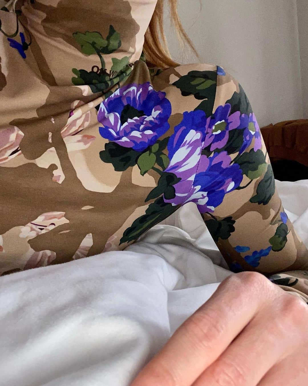 カリーヌ・ヴァナッスのインスタグラム：「Admirer le travail de #KeriRussell dans #TheDiplomat et marcher vers le prochain café où aller relire les scénarios d’#AvantLeCrash saison 2… les fleurs violettes ont suivi partout.」