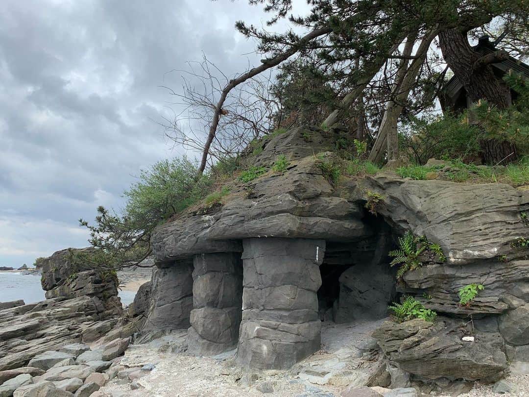 出井隼之介（ヤーレンズ）さんのインスタグラム写真 - (出井隼之介（ヤーレンズ）Instagram)「その昔、源義経がこの岩の下で雨を凌いだという伝説から『雨晴(あまはらす)海岸』というらしいです。」5月1日 17時52分 - dei_junnosuke
