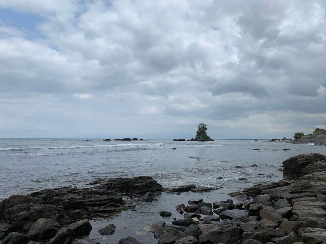 出井隼之介（ヤーレンズ）さんのインスタグラム写真 - (出井隼之介（ヤーレンズ）Instagram)「その昔、源義経がこの岩の下で雨を凌いだという伝説から『雨晴(あまはらす)海岸』というらしいです。」5月1日 17時52分 - dei_junnosuke