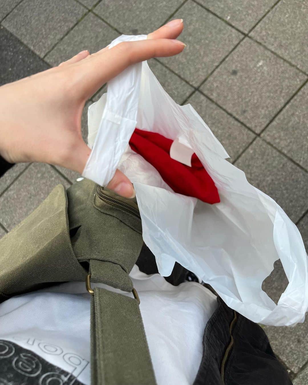 のインスタグラム：「今日買ったもの全部赤ーいっていう写真撮りたかったのにな」