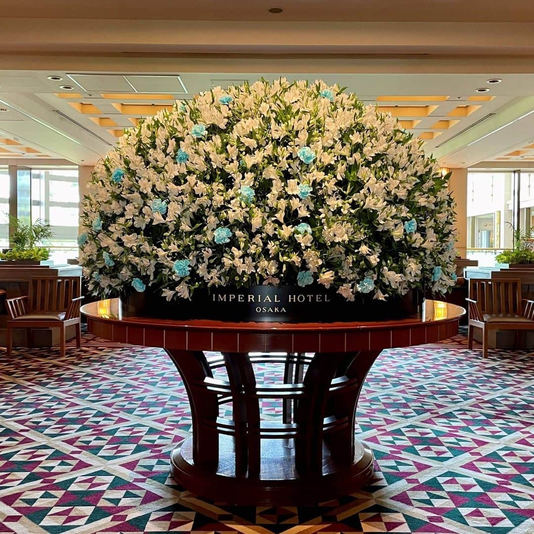 Imperialhotel_jp_帝国ホテル 公式さんのインスタグラム写真 - (Imperialhotel_jp_帝国ホテル 公式Instagram)「.  ～今月のロビー装花～  帝国ホテルでは東京・大阪ともに本日5月1日（月）より始まる「ハワイ ハレクラニフェア」をイメージした爽やかなお花が皆様をお迎えいたします。 ゴールデンウィークのお出かけに、帝国ホテルまでハワイの風を感じにいらっしゃいませんか。  #japan#tokyo#hotel#東京#銀座#ginza#ホテル#日比谷#帝国ホテル#hibiya#travellermade#imperialhotel#帝国ホテル東京#ロビー#花#花のある暮らし#ガーデニング#フラワー#春#flower#映えスポット#インスタ映え#映え#第一園芸#lhwtraveler#yellow#アルストロメリア#alstromeria#flowerstagram#yellowflower」5月1日 18時03分 - imperialhotel_jp_official