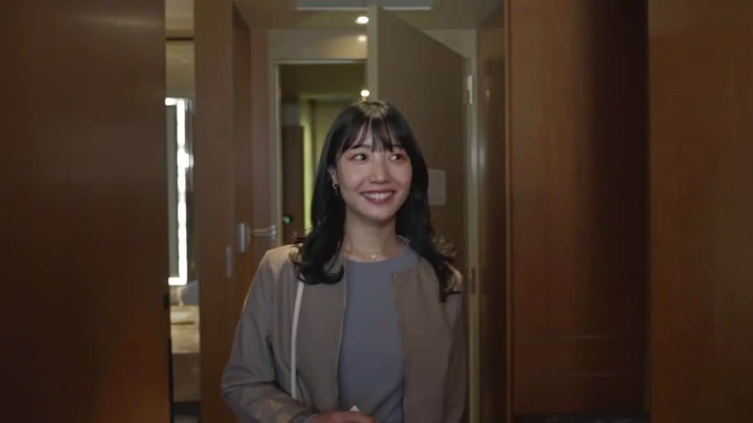 ヒルトン大阪 Hilton Osakaのインスタグラム：「自分だけの贅沢な時間をご満喫いただける、ヒルトン大阪でのホテルステイ。  高層階のお部屋の窓からは美しいシティービューをご堪能いただけます🏙️  宿泊のご予約は @hiltonosaka ホームページより。  Indulge in the luxurious hotel stay for yourself at Hilton Osaka. Our guest rooms that situated on the higher floors boast stunning city views from the windows. 🏙️  For more details and to make a reservation, please visit our website at @hiltonosaka.  ＝＝＝  #ヒルトン大阪 #ヒルトンステイ #大阪ホテル #ホテルステイ #ルームツアー #ホテルルームツアー #HiltonOsaka #HiltonHotel #HiltonStay」