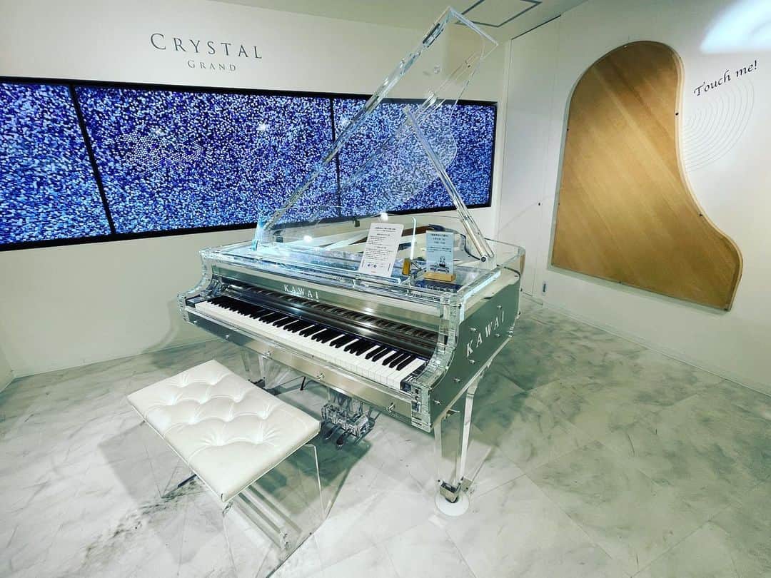 加藤響子さんのインスタグラム写真 - (加藤響子Instagram)「スケスケピカピカ✨  出張で浜松へ💨 浜松駅構内にあったKAWAIの クリスタルグランドピアノ😍🎹  元X JAPANのYOSHIKIさんが演奏されたモデルなので 有名ですよね👏  透明のクリスタル樹脂でできていて宝石のように美しい🥹💎  演奏を始めると、横のディスプレイがピアノの音に連動して、 ９万個の粒子が模様を作り出すのです😳😳 すごい！！ さすが音楽の街、浜松ですね🎼☺️」5月1日 17時56分 - katokyooooooooo