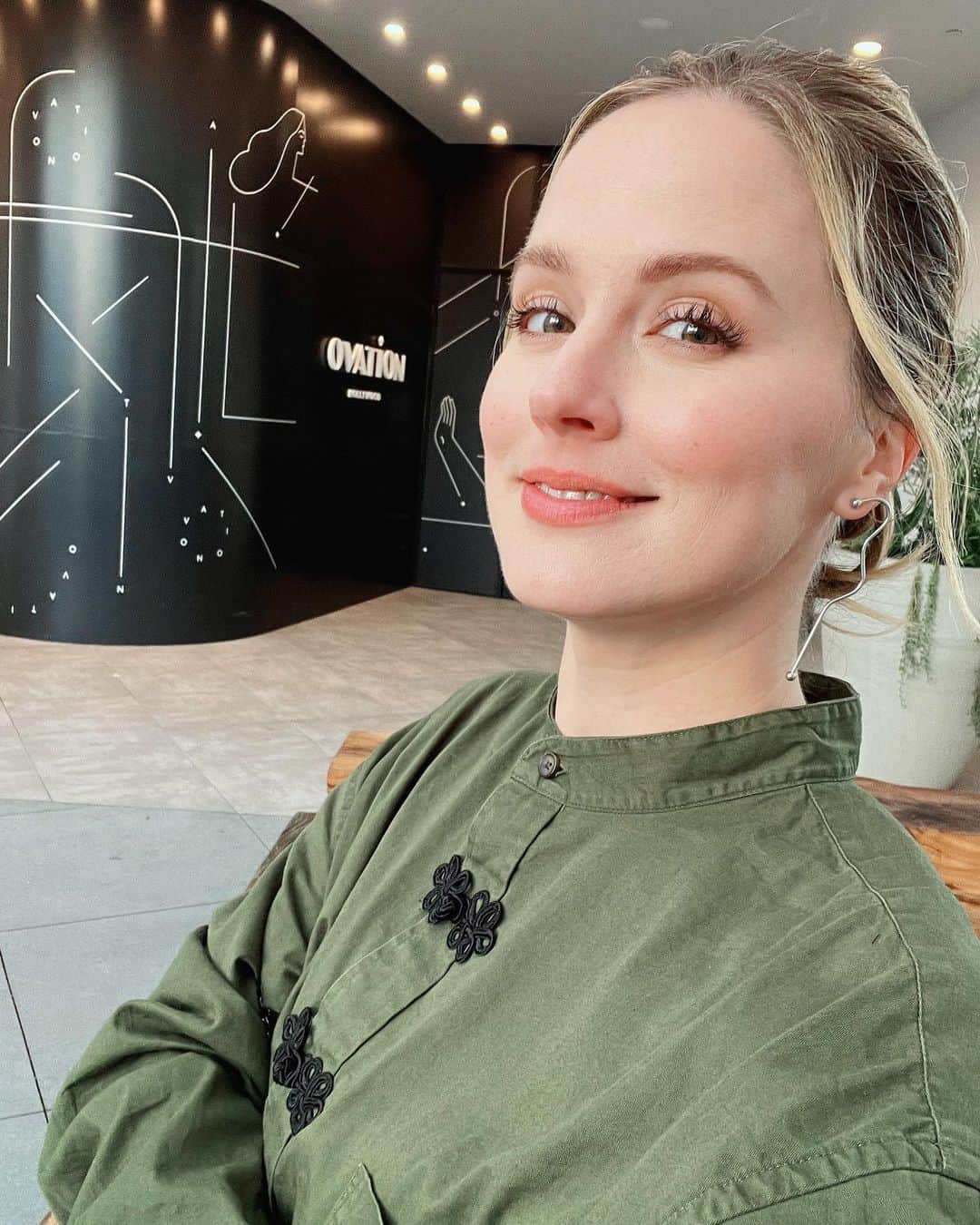 ナタリー・エモンズさんのインスタグラム写真 - (ナタリー・エモンズInstagram)「brushed eyebrows and seaweed crystal 💎#ナタリーエモンズ #エモやん」5月1日 17時58分 - natalieemmons