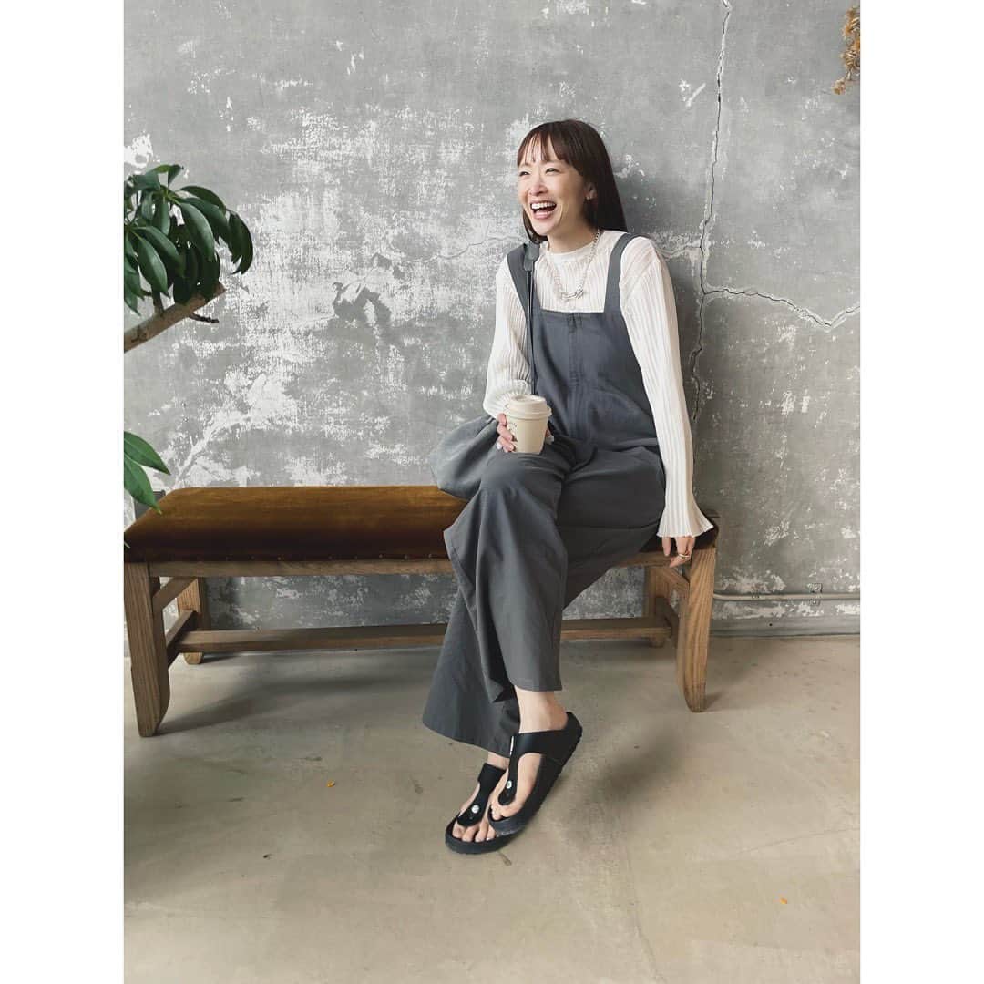 野尻美穂のインスタグラム：「in 山梨 のカフェに来たら、ほとんど海外の方しかいなくてこっちが観光かな？みたくなったよ、⛰️  サロペットは雑誌LEEさんとoojuのコラボ！」