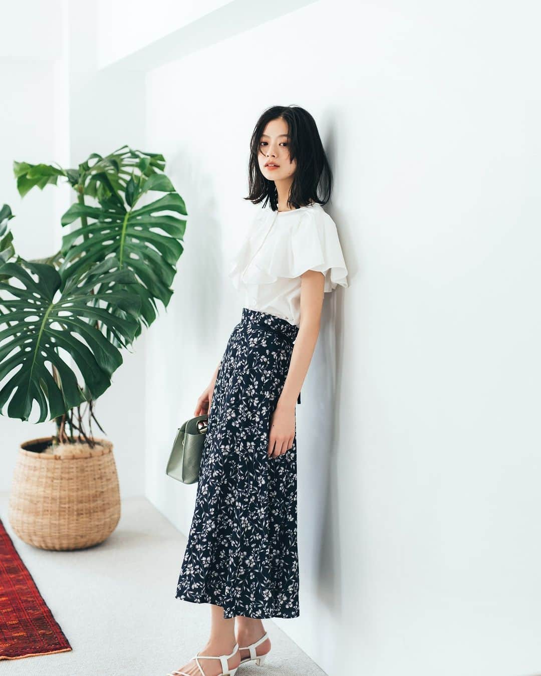 NATURAL BEAUTY BASICのインスタグラム：「松木育未さんが素敵に着こなしてくださった 春の新作webカタログ、第3弾が大好評公開中♡  ■ウィングスリーブシャツ ¥9,460 tax in size:S/M color:クロ/オフ/ブルー #0173110480  ■アートフラワープリントスカート ¥9,900 tax in size:S/M color:オフベース/ラベンダーベース/ネイビーベース #0173120541  ----------------------------  Feminine＆Normcore Feat. Ikumi Matsuki  パフスリーブがドラマチックなロングドレスや、 フラワープリントが華やかなスカートetc. 女性らしさを引き立ててくれるフェミニンクローズと、 ノームコアな着こなしを叶えてくれる リラクシーなオールインワンやきれいめテーパード…  NBBが初夏に提案する、2テイストの新作たちを一挙ラインナップ。  詳しくはプロフィールのURLより webカタログをチェック♪  #松木育未 さん #春カラー #スカート #フレアスカート #spring #春コーデ #スプリングコーデ #夏コーデ #お出かけコーデ #オフィスコーデ #オフィスカジュアル #通勤コーデ #大人可愛い #カラーコーデ #花柄スカート  #着回しコーデ #きれいめカジュアル  #ベーシックコーデ #ベーシック #ナチュラルコーデ #トレンドスタイル #シンプルコーデ #ナチュラルビューティーベーシック #naturalbeautybasic」