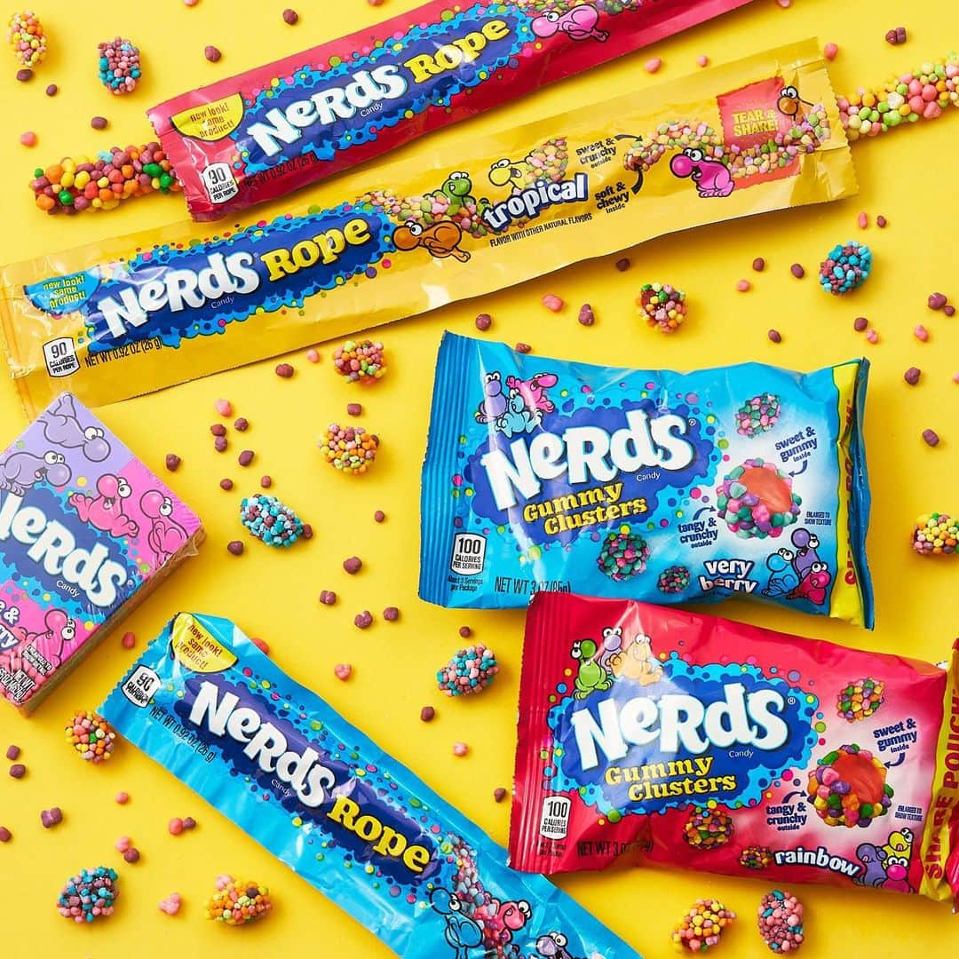 プラザ/PLAZAさんのインスタグラム写真 - (プラザ/PLAZAInstagram)「ASMR動画などで話題の「NeRds(ナーズ)」🌈✨グミのまわりにカリカリ、ザクザクなカラフルピースがコーティングされているのが特徴で、ざくざくとした食感が楽しめます🥳❣️ 細長いロープ状のグミの「ロープグミ」、一粒タイプで食べやすい「クラスター」、カラフルピースだけが思う存分楽しめる「キャンディ」のラインアップ🍬💓🍭  NeRds ナーズ ロープグミ 各¥270(税込) NeRds ナーズ グミクラスター 85g ¥475(税込) NeRds ナーズ グミクラスター ベリーベリー ¥475(税込) NeRds ナーズ キャンディ グレープ&ストロベリー ¥226(税込)  #NERDS #ナーズ #ロープグミ #gummies #グミ #プラザ購入品 #PLAZA #プラザ #MINiPLA #ミニプラ #PLAZASTYLE #プラザスタイル @plazastyle」5月1日 18時00分 - plazastyle