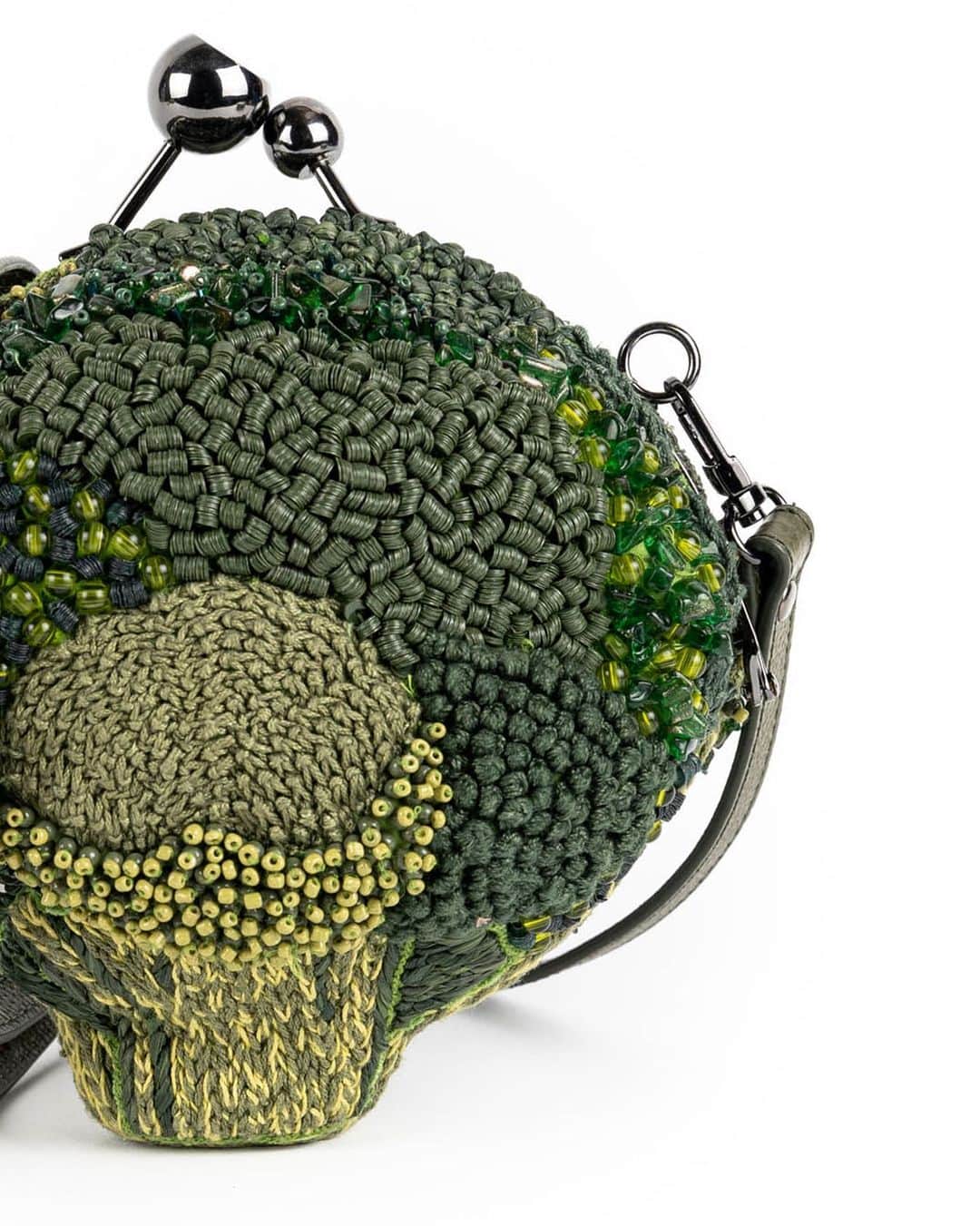 ジャマンピュエッシュのインスタグラム：「A luxurious broccoli entirely hand-embroidered with quartz stones and glass beads for true veggies.🥦 #jaminpuech #broccolibag #broccoli #uniquebag #embroideryart」