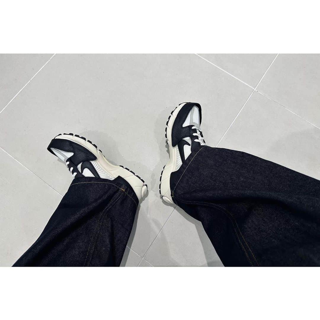 和田颯のインスタグラム：「. ダンク風。 ウィメンズでも可愛くてサイズ合えば履いちゃう。 @nike Zoom Vomero 5 "Wolf Grey and Black" #nike  #zoomvomero5」