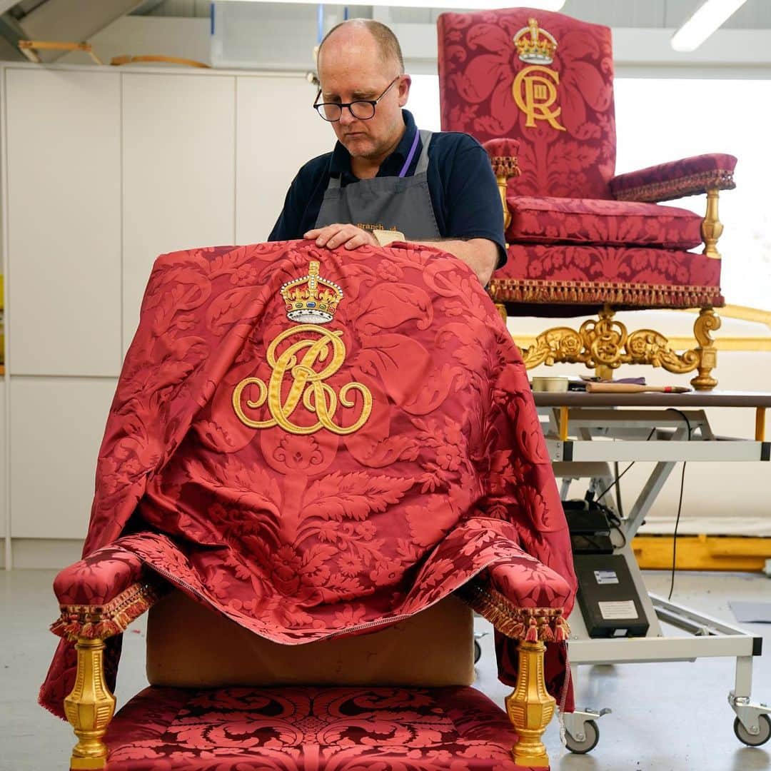ロイヤル・ファミリーのインスタグラム：「By tradition, ceremonial chairs and thrones are used for the different stages of the Coronation Service. In addition to the St Edward’s Chair, The King and The Queen Consort will be seated in Chairs of Estate and Throne Chairs at different points during the service.   Made over 700 years ago from Baltic oak, and first used at the Coronation of King Edward II, His Majesty will be crowned King on the St Edward’s Chair.  In the interest of sustainability, Their Majesties have chosen to use Chairs of Estate and Throne Chairs from the Royal Collection made for previous Coronations. The Chairs of Estate were made for the Coronation of Queen Elizabeth II in 1953, while the Throne Chairs were made for the Coronation of King George VI and Queen Elizabeth in 1937.  100 Congregation Chairs have been made in collaboration between The Royal Household, Royal Warrant Holder furniture maker N.E.J Stephenson and @theprincesfoundation. These chairs have been covered in blue velvet and feature the cyphers of Their Majesties.  The frames of several Congregation Chairs were made by six young graduates from The Prince’s Foundation at Highgrove, using traditional materials and techniques to create the chairs with sustainable British oak.」