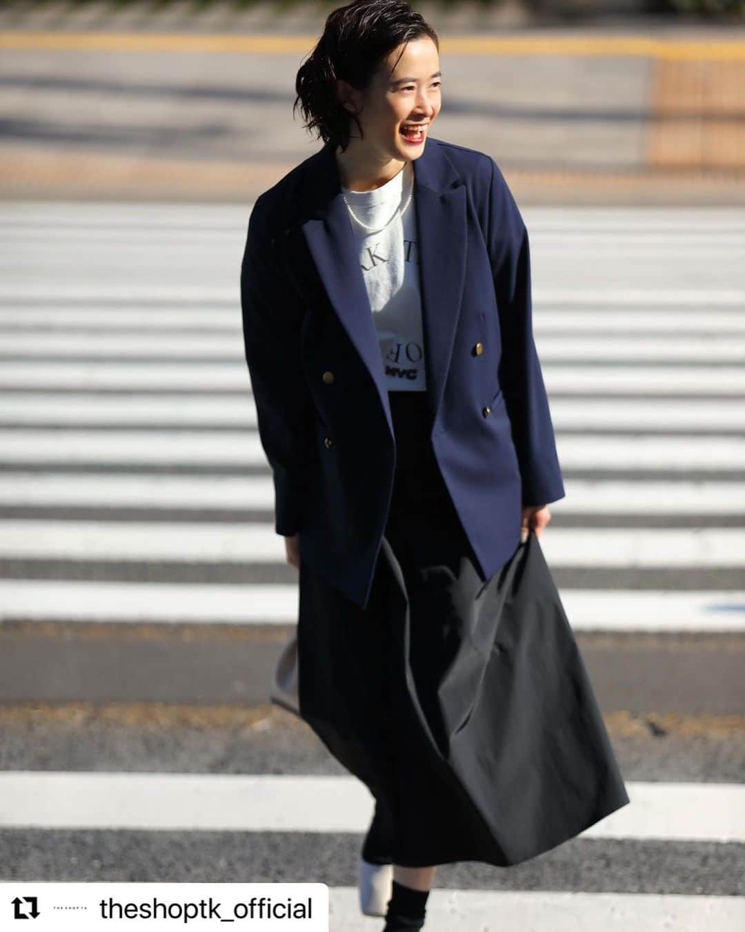宮本りえのインスタグラム：「NAVYS  @navys_magazine  vol.9にも掲載されているTHE SHOP TK @theshoptk_official  は楽ちんな着心地かつキレイめでリアルに着たい服ばかりでした👒  HPなども是非ご覧ください📯」