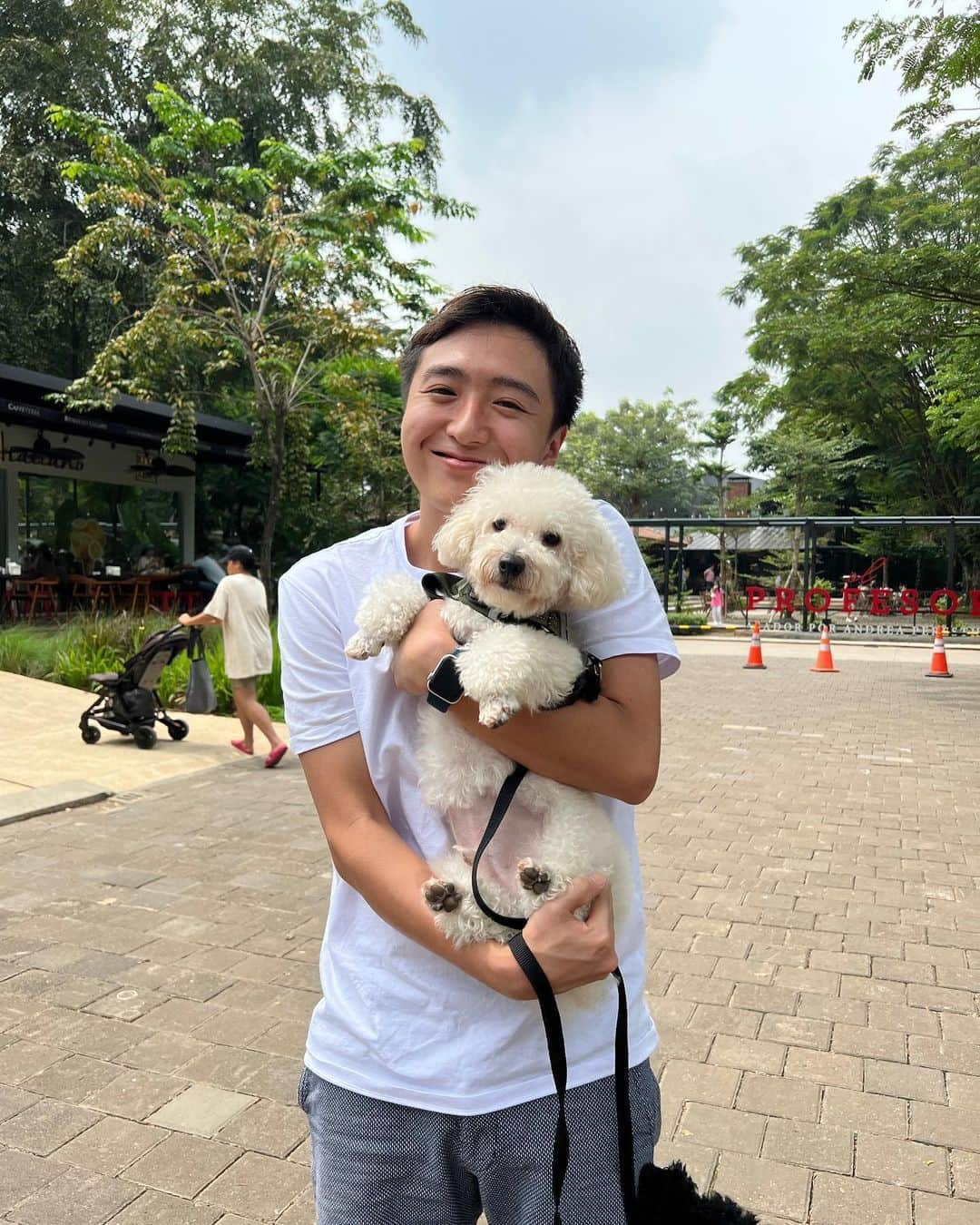 坂崎裕介さんのインスタグラム写真 - (坂崎裕介Instagram)「Hari ini aku coba jalan2 sama anjing🐶 kelihatannya kayak boneka slide pertamaaaa LUCU banget😌 semoga kapan2 bisa hidup bersama ya🙄  Dan slide ke-4 warna baju kita dan warna anjing sama banget GEMOYYYYY😂」5月1日 18時04分 - skzk_yusuke