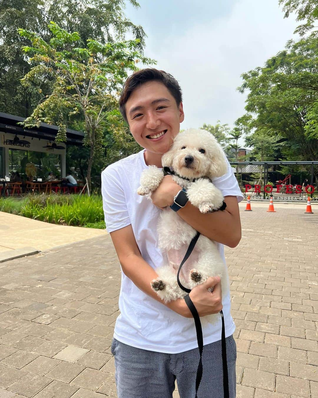 坂崎裕介のインスタグラム：「Hari ini aku coba jalan2 sama anjing🐶 kelihatannya kayak boneka slide pertamaaaa LUCU banget😌 semoga kapan2 bisa hidup bersama ya🙄  Dan slide ke-4 warna baju kita dan warna anjing sama banget GEMOYYYYY😂」