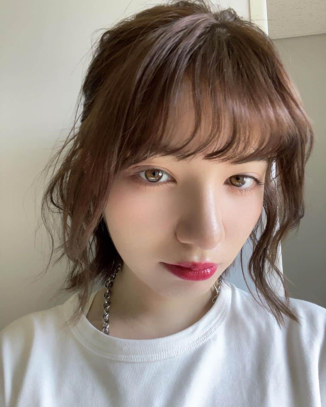 のインスタグラム：「きょうはピンクメイクした、アイラインはしてない！髪の毛は毛先を外巻きしてハーフアップお団子、のこりの髪をすこしウェーブ。な、日でした。」