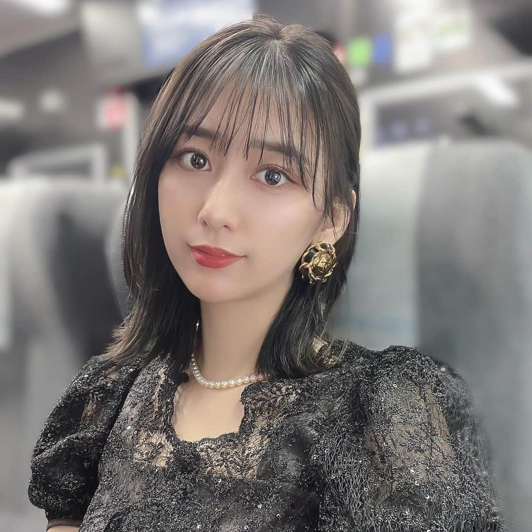 大須賀あみさんのインスタグラム写真 - (大須賀あみInstagram)「投稿が止まりすぎてました〜！  これは先月に行った結婚式の際の写真です♡  #lilybrown のドレスなんですが、とにかく可愛くて、レースが綺麗で、形も最高で なのにエンジョイしすぎてしっかりとした全身の写真を撮り忘れてしまいました。。。  1,2枚目は雰囲気、 3枚目以降は生地の綺麗さをご覧ください。笑  色は黒なのに、 地味にならない、大人っぽくなりすぎない、ゴージャスなのに可愛いのがお気に入りです🥺  #カシュクールフラワーレースドレス #結婚式コーデ #結婚式ドレス」5月1日 18時05分 - osugaami_official