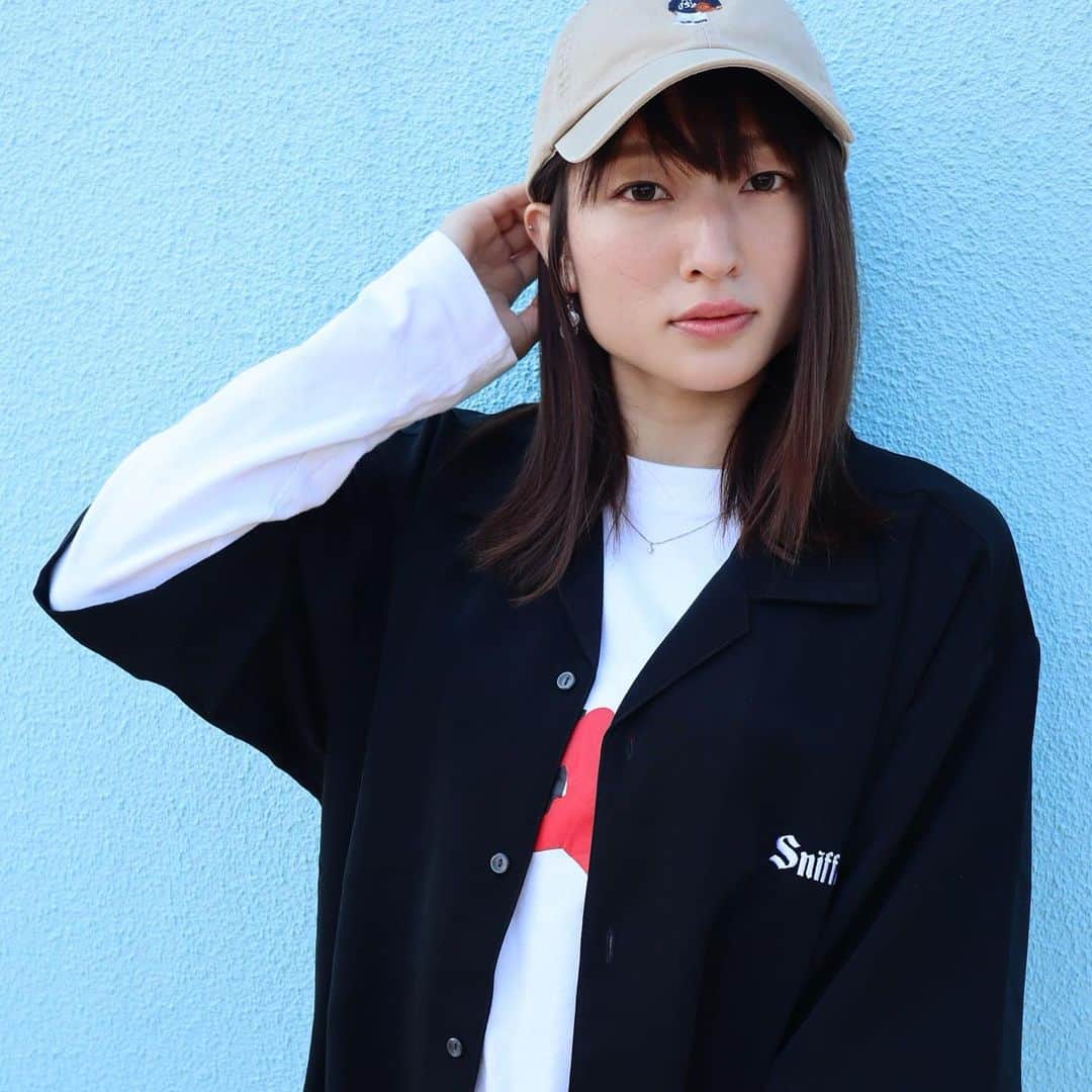 のインスタグラム：「よくご質問いただくので…  今年も5月にまたひとつ歳を重ねるのですが、 去年開催しました「スナックふうか」は、 今年はスケジュールが埋まってしまっているため開催いたしません。🙇🏻‍♀️ 楽しみにしてくださった皆様申し訳ございません。 でも「今年やらないの〜？？」と聞いてくださる方が思ったよりたくさんいらっしゃって、それだけで涙ちょちょぎれです😭 来年は秋田に戻ってきて10年という節目の年なので、何かしらの何かはやりたいなぁ、と。  今年はスナックふうか開催できない代わりに Sniff&Co.コラボオリジナルTシャツとシルキーシャツを製作しましたので、「北川来年もがんばれ！」の思いで応援していただけたらと思います🫣  5/7で一旦受注を終了いたしますので、よろしくお願いいたします🙇🏻‍♀️  モデル:162cm シルキーシャツ:XL着用  #akita #秋田 #モデルクラブステラ #modelclubstella #model #モデル事務所ステラ #オリジナルグッズ #ロンT #シルキーTシャツ #fukaers #sniffco」