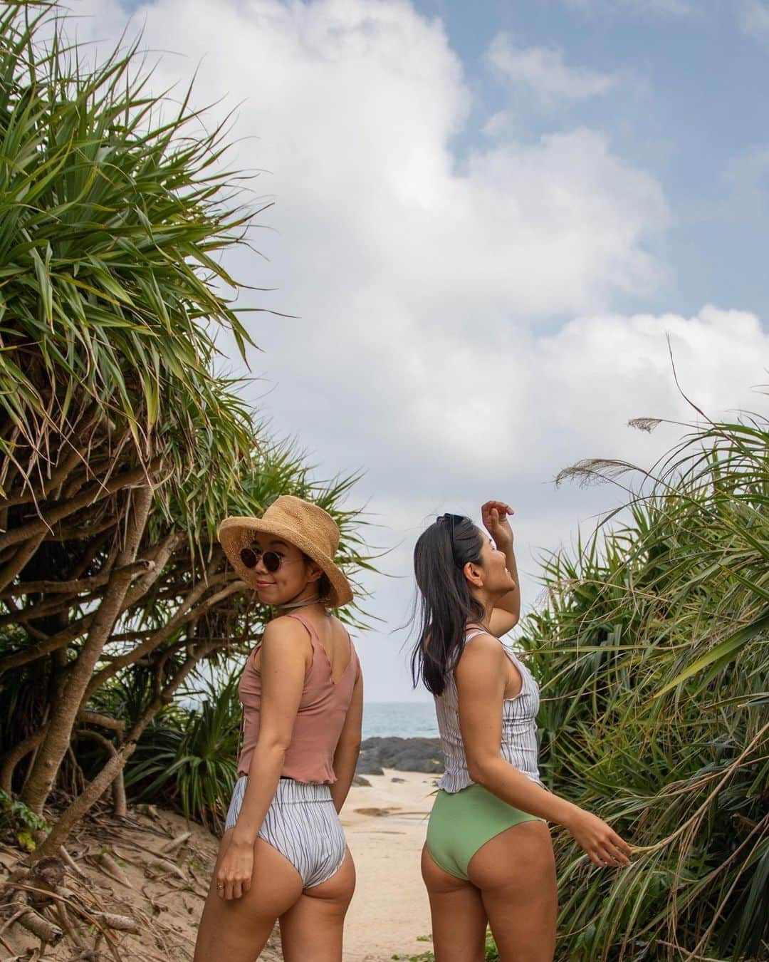 清宮佑美さんのインスタグラム写真 - (清宮佑美Instagram)「4月でも陽射しが出たら夏を感じる奄美大島🌺  奄美に着いてすぐ 海に行こうってバッグから出てきたのは 見事に全員 @eit_swim だった👙🩱☺️  年間数十億着も破棄されていると言われている衣類を回収し、再成形させて作ったリサイクルポリエステルにプリントされた、日本の伝統技術の江戸小紋、"よろけ立涌"柄。  庶民の派手な着物を禁止する法令があった江戸時代に いかにさりげなくオシャレを楽しむか。遊び心のある 細かい点で描かれる紋様が"江戸小紋"だそう。  そんな粋な江戸小紋を水着に採用する eitswimがまさに遊び心を感じる🫶🏽  📷1〜7枚目 @achaaaan_cks   #eitswim #イトスイム #奄美大島 #江戸小紋 #よろけ立涌紋」5月1日 18時07分 - yuumi_seimiya