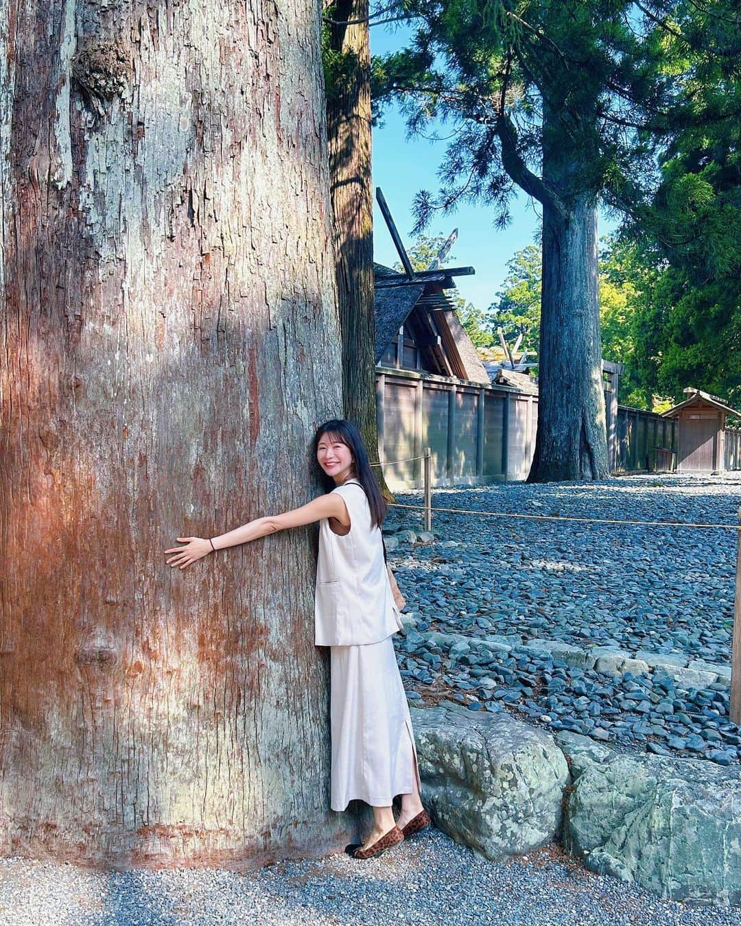 中村江莉香さんのインスタグラム写真 - (中村江莉香Instagram)「#伊勢神宮⛩  日帰り弾丸で私のメンター山本社長と#伊勢神宮参拝 🙏  #パワーーーーー💪   この写真から、皆様へもパワーのシェア🫶  ５月も始まりましたね🤍🤍 今月も楽しもう🫶🫶🫶 GWは @elama_tokyo 店舗に毎日おります😍🌳  5/5 よりYouTubeも再スタート💋  #伊勢神宮 #伊勢 #内宮 #三重 #三重県 #赤福 #お伊勢さん #おかげ横丁 #外宮 #お伊勢参り #伊勢神宮おかげ横丁 #パワースポット #初詣 #伊勢神宮内宮 #赤福氷 #猿田彦神社 #五十鈴川 #参拝 #伊勢志摩 #夫婦岩 #伊勢市 #食べ歩き #伊勢旅行 #三重旅行 #赤福本店 #伊勢神宮外宮 #伊勢神宮参拝 #天照大神」5月1日 18時07分 - erica_nakamura