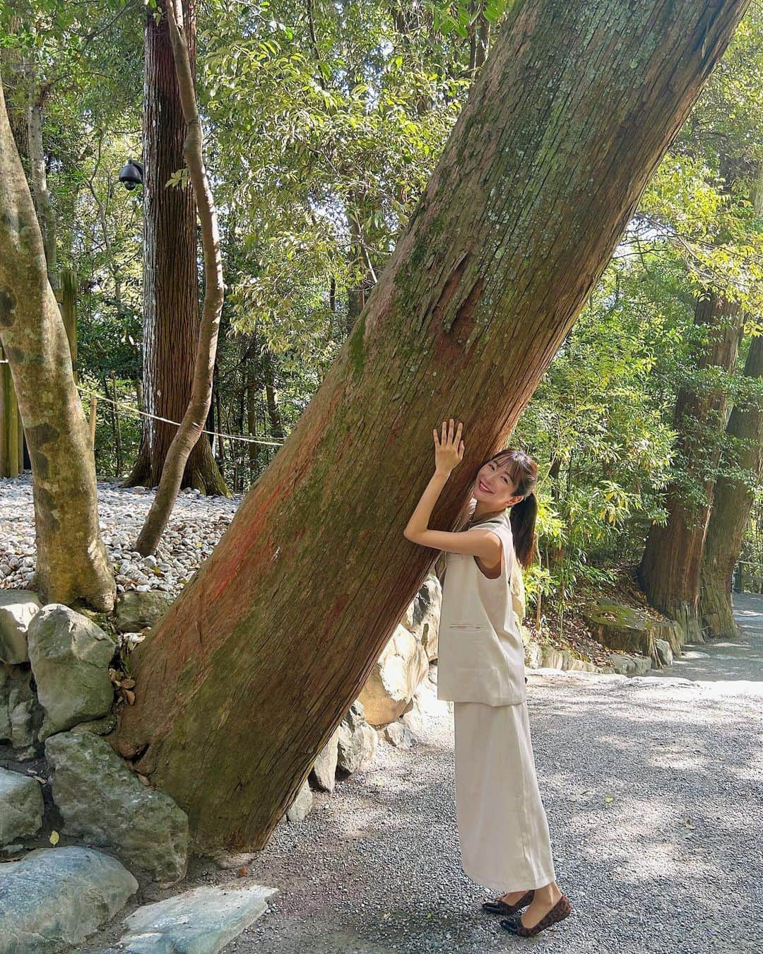 中村江莉香さんのインスタグラム写真 - (中村江莉香Instagram)「#伊勢神宮⛩  日帰り弾丸で私のメンター山本社長と#伊勢神宮参拝 🙏  #パワーーーーー💪   この写真から、皆様へもパワーのシェア🫶  ５月も始まりましたね🤍🤍 今月も楽しもう🫶🫶🫶 GWは @elama_tokyo 店舗に毎日おります😍🌳  5/5 よりYouTubeも再スタート💋  #伊勢神宮 #伊勢 #内宮 #三重 #三重県 #赤福 #お伊勢さん #おかげ横丁 #外宮 #お伊勢参り #伊勢神宮おかげ横丁 #パワースポット #初詣 #伊勢神宮内宮 #赤福氷 #猿田彦神社 #五十鈴川 #参拝 #伊勢志摩 #夫婦岩 #伊勢市 #食べ歩き #伊勢旅行 #三重旅行 #赤福本店 #伊勢神宮外宮 #伊勢神宮参拝 #天照大神」5月1日 18時07分 - erica_nakamura