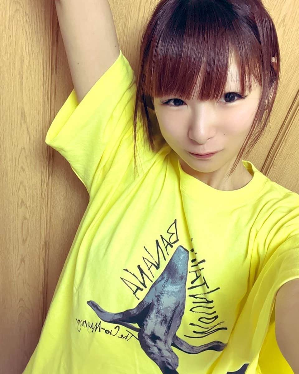 松田ゆう姫のインスタグラム：「お土産でもらったクロマニョンズTシャツ🦍 袋とじ開けて着てみた  #イエロー って中々着ないカラーだけど可愛い」