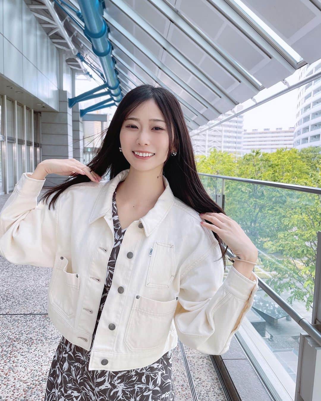 塩野響子のインスタグラム：「⠀5月もよろしくねっ♡ ⠀ 暖かくなってきて春服が気持ちよく着られるの めちゃくちゃ楽しい〜🌸*. ° ⠀ 新しくGETした白ジャケットとマーキュリーのワンピが 色味ばっちり合いすぎててお気に入り🤭💕 ⠀ ⠀ ⠀  #mercuryduo #マーキュリーデュオ#春ワンピース #PR」