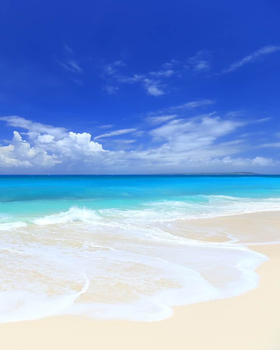 はるさーさんのインスタグラム写真 - (はるさーInstagram)「7月上旬の長間浜です。 カーチバイに吹かれて「夏」って感じのコンディションでした。  ～～～～～～～～～～～～～～～  宮古島での撮影を受け付けています。 詳細やご質問等はInstagramのDMでお気軽にお問い合わせください。  ◆ガイド＆撮影コース 　宮古島ビギナーにおすすめ 　もちろんリピーターさんも歓迎 　10時30分～15時00分頃 　1名様　15,000円  ◆一緒に撮影コース 　写真撮影が好きな人におすすめ 　10時30分～15時00分頃 　1名様　15,000円  ◆星空撮影コース 　1晩1組様（新月前後は2組様）限定 　1組1時間半程度 　1名様　12,000円  #沖縄 #沖縄離島 #来間島 #長間浜 #カーチバイ #波打ち際 #夏 #宮古島旅行 #宮古島好きな人と繋がりたい #宮古島フォトツアー #癒しの風景 #おいでよ宮古島 #宮古島カメラマン #専属カメラマン #宮古島観光 #沖縄旅行 #夏休み #夏休みの計画 #沖縄観光 #宮古島へ行きたい」5月1日 18時15分 - harusa0222