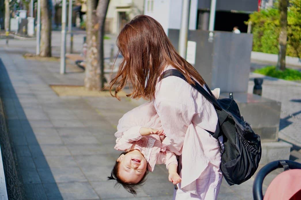 武田るいのインスタグラム：「親子写真👩‍👧♡ Photo by maria ©︎💙  リュック紐伸ばしすぎだな？🥺  白玉お師匠はん👶🏻🎀 すくすく成長中~~🫶🏻✨ 早歩きもお話も上手になってきて、得意なのは癖強ダンス💃♬  #親子 #親子コーデ #family #一歳3ヶ月 #リンクコーデ #ootd #baby」