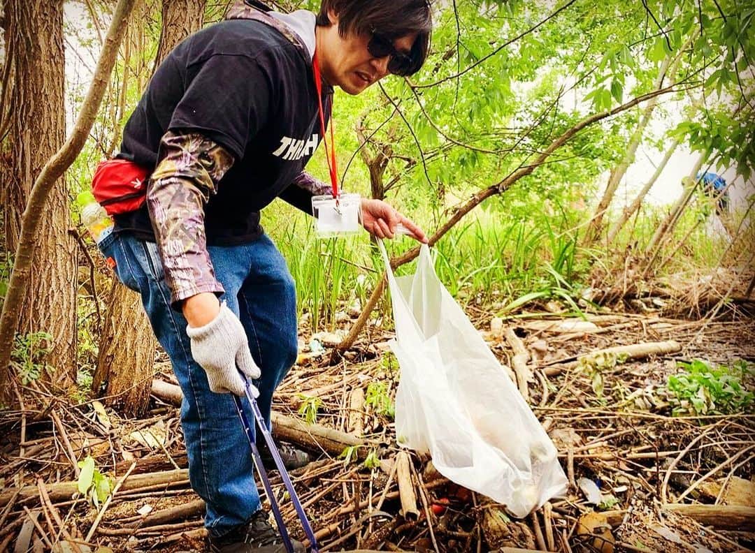 のインスタグラム：「素直に見つけたゴミ毎釣行全部なんか拾ってません。1釣行最低1つ拾うって決めてるぐらいです。あと、ロケした後は、放送後ロケ地へ行って拾いに行くぐらい。 なので、ガッツリ拾うことに専念できる清掃活動の際は全力で拾う。  皆さん釣行時の際のゴミの忘れ物引き続きないようにお願い致します🫶  #淀川清掃 #城北ワンド #釣り人が居れば水辺は綺麗になる  #清掃活動  #アングラーズ #アングラーズマイスター #Megabass #メガバス #ryugi #リュウギ  #x_metal #bigfish1983 #bigfish #hungrybear #glitchoil #fishing #bassfishing #釣り #バス釣り #バスフィッシング #lurefishing #happy #淀川番長 #ええやんかぁ #ええやんかぁの輪」