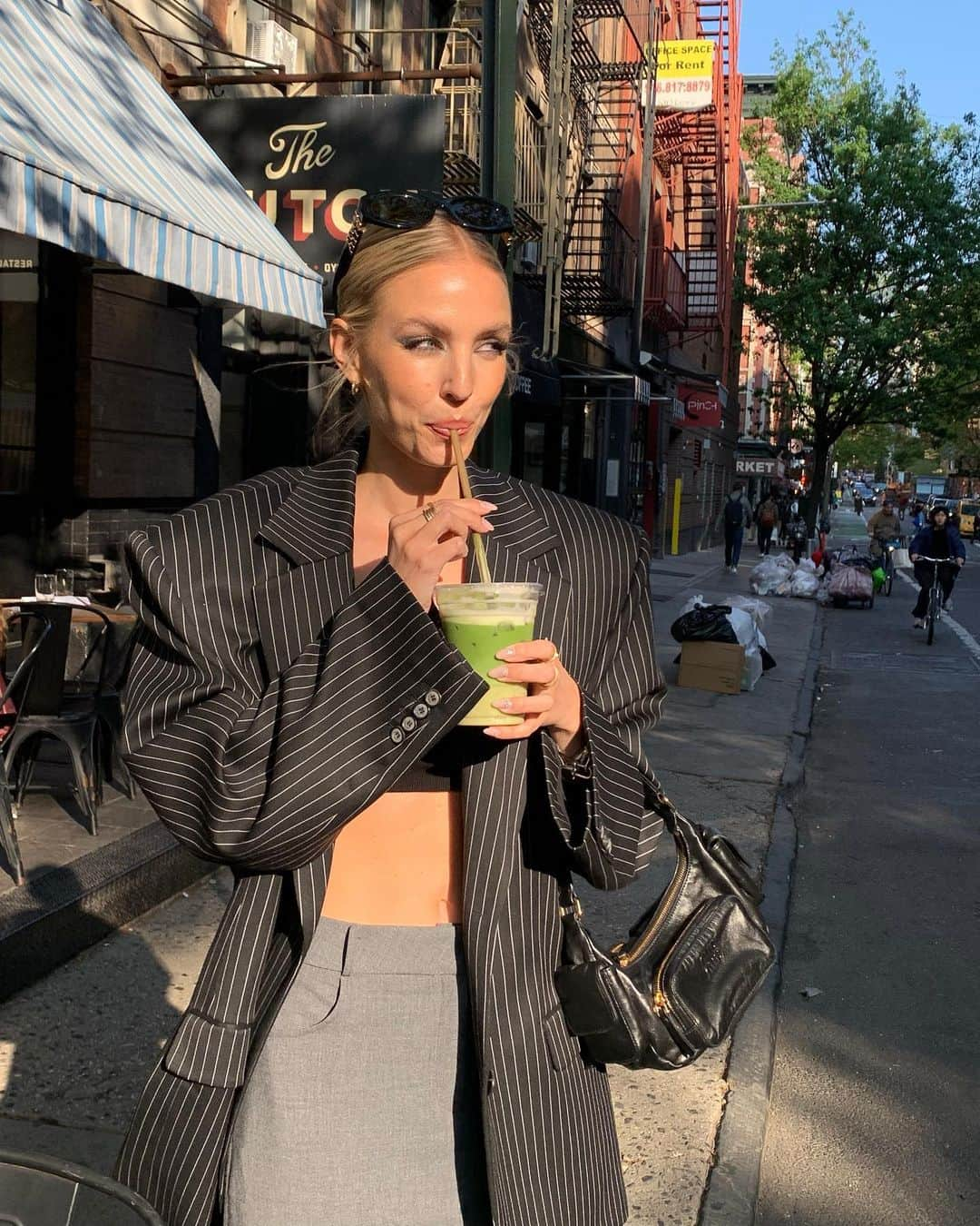 レオニー・ハンネさんのインスタグラム写真 - (レオニー・ハンネInstagram)「NY food ☕️ Some favourite eats: @matchaful only matcha I’m honestly obsessed with! The soft serve with matcha brownie, cacao matcha and vanilla zen! @twohandsrestaurant for easy chill vibes, decent (a little too sweet) açai bowl and hood coffee!  @sevengramscaffe best oat flat white  @bluestonelane avo toast and flat white! @goodthanksnyc açai & blue bowl @catch_nyc for the salads and fried cauliflower wings which are mine blowing! @ladybird_nyc for plantbased perfection」5月1日 18時28分 - leoniehanne