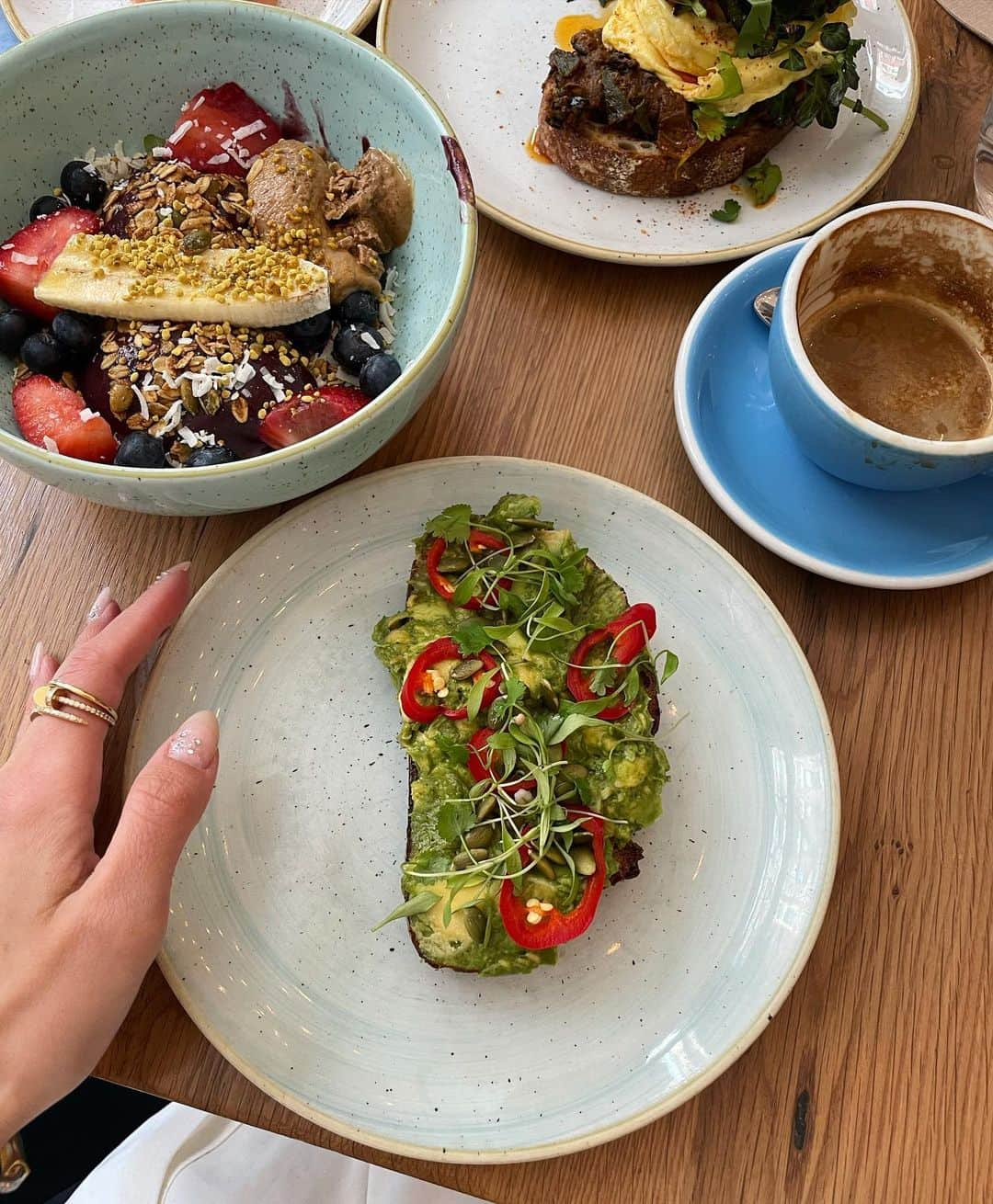 レオニー・ハンネさんのインスタグラム写真 - (レオニー・ハンネInstagram)「NY food ☕️ Some favourite eats: @matchaful only matcha I’m honestly obsessed with! The soft serve with matcha brownie, cacao matcha and vanilla zen! @twohandsrestaurant for easy chill vibes, decent (a little too sweet) açai bowl and hood coffee!  @sevengramscaffe best oat flat white  @bluestonelane avo toast and flat white! @goodthanksnyc açai & blue bowl @catch_nyc for the salads and fried cauliflower wings which are mine blowing! @ladybird_nyc for plantbased perfection」5月1日 18時28分 - leoniehanne