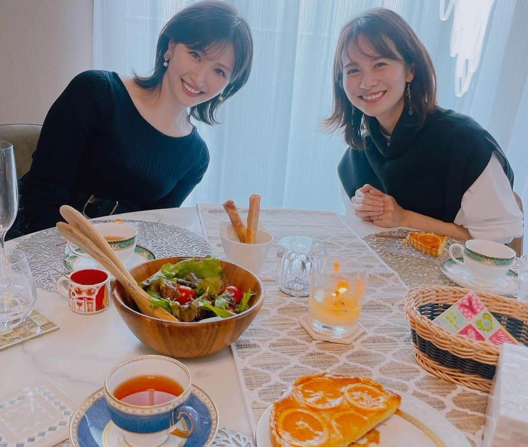 小澤陽子さんのインスタグラム写真 - (小澤陽子Instagram)「𝚒𝚗 𝚙𝚛𝚒𝚟𝚊𝚝𝚎❁  そういえば、、この間 だいすきな天使２人が 遊びに来てくれました🥹🏠🍽🤍  心もお家も、温まりました☺️❤️‍🔥  #Repost @rurika_yokoyama_official  ・・・ . 先日、陽子ちゃんのお家に侑里さんとお邪魔しました〜🏠✨ よーこちゃんの作ってくれたサーモンステーキもお野菜もスープも全部美味しくて感動🐟😋  録画していたみんなのKEIBAをみたり 久々にゆっくり話しもできて楽しかった〜💕  よーこちゃんのエプロン姿❣️萌えキュンでした〜🥰 素敵なおもてなしをありがとう🫶  #小澤陽子 アナ #高見侑里 さん #おしゃれで美味しいランチ #楽しくてあっという間だった」5月1日 18時29分 - yoko.ozawa729