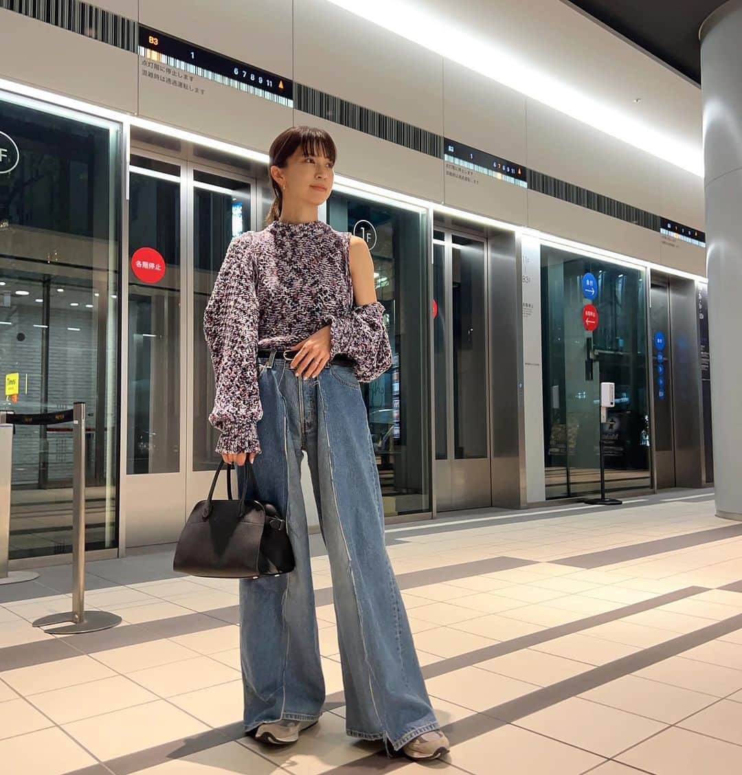 安田美沙子さんのインスタグラム写真 - (安田美沙子Instagram)「いつかの私服🤍  どうやって着るのかな？と思いきや5wayくらいあるニット。  デニムはメンズだよ✨ 周りで2人が同じの買ってくれた🤍めちゃくちゃ使える！  ヘレイアムのみんなが、お誕生日お祝いしてくれました✨  いつもありがとうございます✨  knit.. @beautifulpeople_officialsite  denim.. @mine_denim  shoes.. @newbalance  bag.. @therow  pierce.. @affect_jp  #ootd #みさこファッション #お仕事」5月1日 18時29分 - yasuda_misako