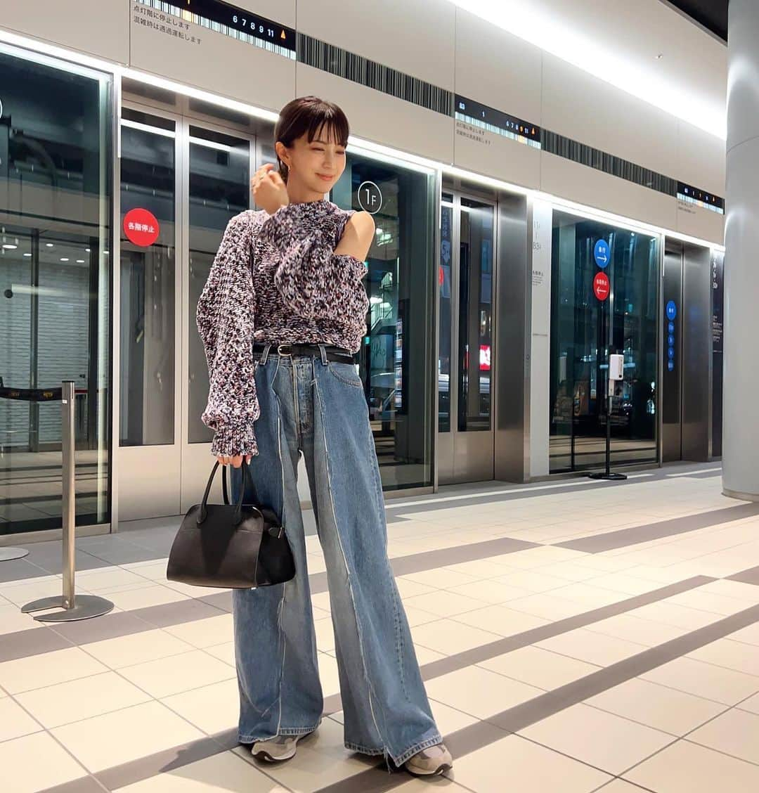 安田美沙子さんのインスタグラム写真 - (安田美沙子Instagram)「いつかの私服🤍  どうやって着るのかな？と思いきや5wayくらいあるニット。  デニムはメンズだよ✨ 周りで2人が同じの買ってくれた🤍めちゃくちゃ使える！  ヘレイアムのみんなが、お誕生日お祝いしてくれました✨  いつもありがとうございます✨  knit.. @beautifulpeople_officialsite  denim.. @mine_denim  shoes.. @newbalance  bag.. @therow  pierce.. @affect_jp  #ootd #みさこファッション #お仕事」5月1日 18時29分 - yasuda_misako