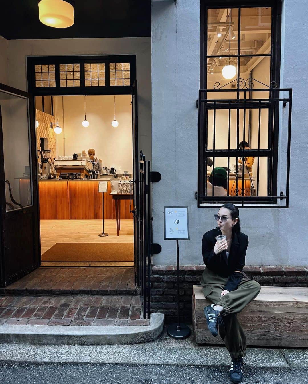 木村穂乃香のインスタグラム：「in Kobe 🌹  ばぁばとランチして母と三宮〜元町をぶらり楽しかった♡  今回のお休みはほとんど家族との時間。 本当はママと旅行いきたいんだ けど、、、 もう少し待っててね！🥹  気になってたTAOCA COFFEEも行けてよかった☕️ 夏限定のコーヒージュレ美味しかった😋  #dayoff#lunch#kobe#coffee #taocacoffee#神戸」