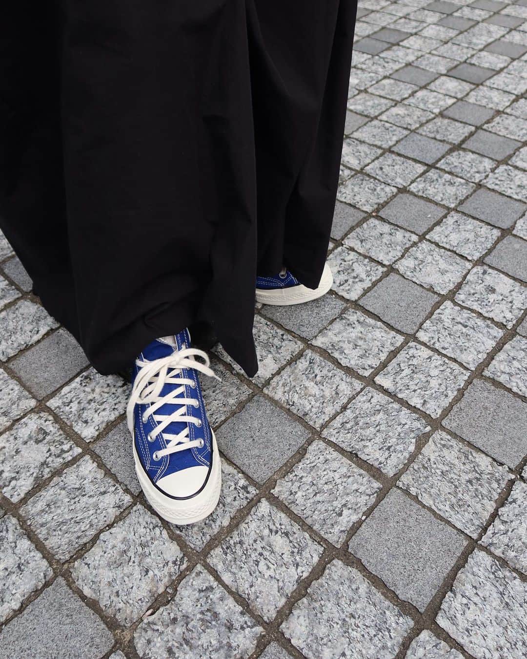 佐藤有里さんのインスタグラム写真 - (佐藤有里Instagram)「. 韓国🇰🇷に行った時にヒトメボレして購入した @converse CT70のハイカット👟 この鮮やかなブルーに惹かれて即決🔵 . . カラー物の靴はあまり持っていないので合わせづらいかしらと思ったけど意外や意外。 最近の気分にマッチしてるからなのか、 私服コーデに取り入れやすいし何より新鮮味がでてかなりヘビロテしてます🙏 . お洋服からちらりと覗く真っ青が可愛すぎる😮‍💨。 これから韓国行く度に一足ずつ増やしてくるつもり🤪🫶笑 . . #converse #コンバースct70 #チャックテイラー  #チャックテイラー70s #ct70」5月1日 18時23分 - yuri_212