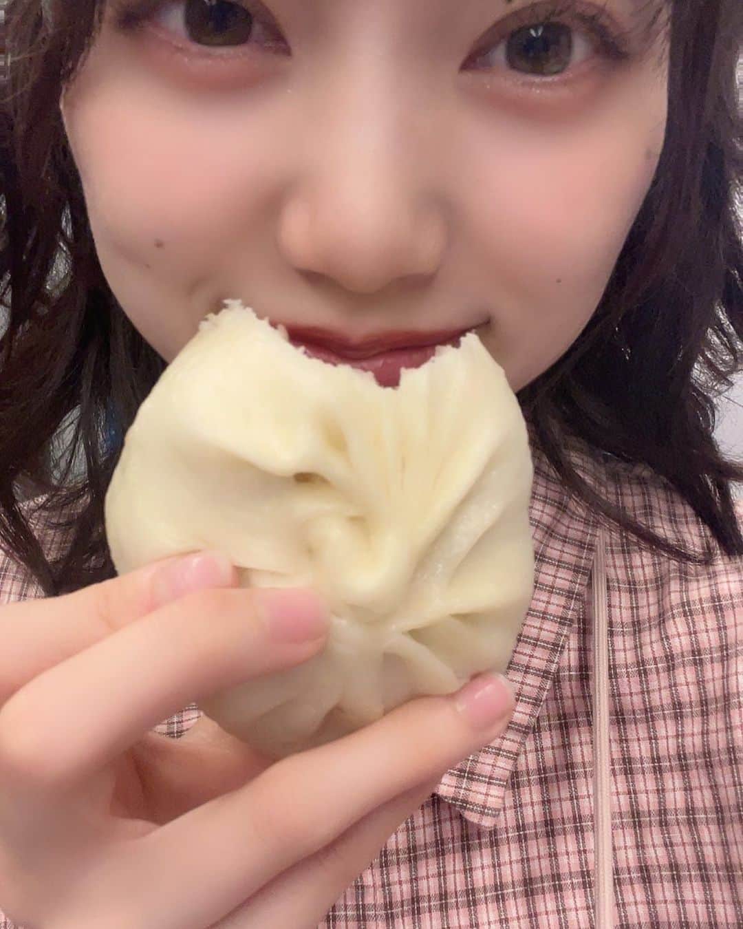 是枝優美のインスタグラム：「ぱくっと🤤  大阪遠征帰りに551の豚まん食べた〜🐖🐖🐖ちまきもしゅうまいも餃子も全部美味しい🐖  #selca #selfie #셀카 #셀카그램 #today #ootd #dailylook #instagood #instalike #instafashion #followme #outfit #今日のコーデ#インスタ映え #アイドル #idol #japaneseidol #japanesegirl #マイディア #是枝優美 #ヘアアレンジ #自撮り女子 #推してください #551 #大阪グルメ」
