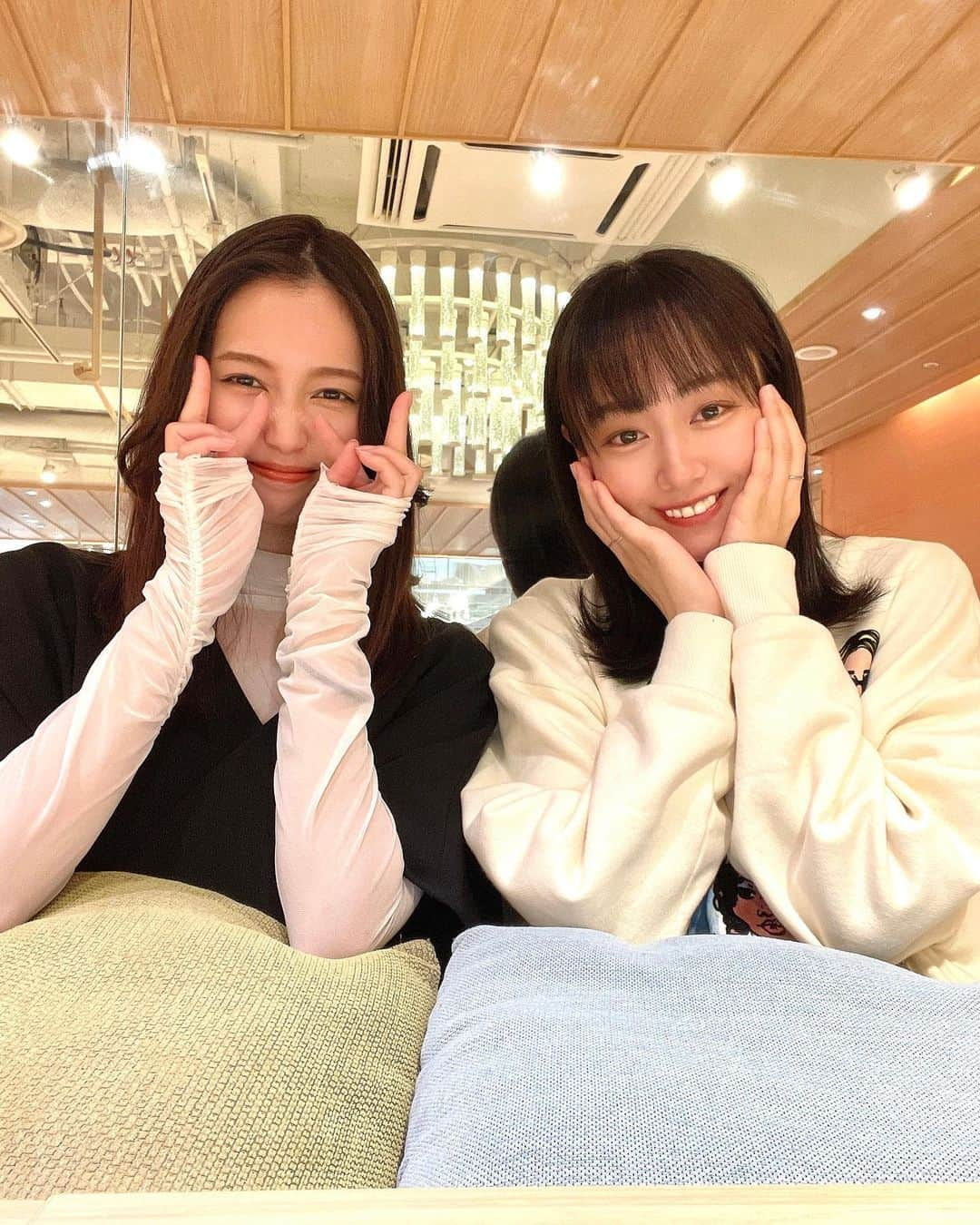 寺田真珠さんのインスタグラム写真 - (寺田真珠Instagram)「☁️☁️  あやなちゃんと会ってきました🙆‍♀️  ほんとちょっとしかいれなかったけど たくさん話せてモチベあげです  あやなちゃんといると、 とても居心地がよい  なんといっても  わたしよりもしっかりしてるので 相談ものってくれる  お姉ちゃんです  そしてこのクッションみて？  えもい  あとねあとね  20時からみせたいものはなしたいことあるからインスタライブします！！！！！  ぜったいみてね？！！！！！！待機  #セラミュ #セラミュー #ウラネプ #サンミュージック #サンミュージックプロダクション #同い年 #でもわたしは丑年 だよ？！！！！！笑 #美容 #beauty #美容大好き #お茶」5月1日 18時27分 - shinju_terada